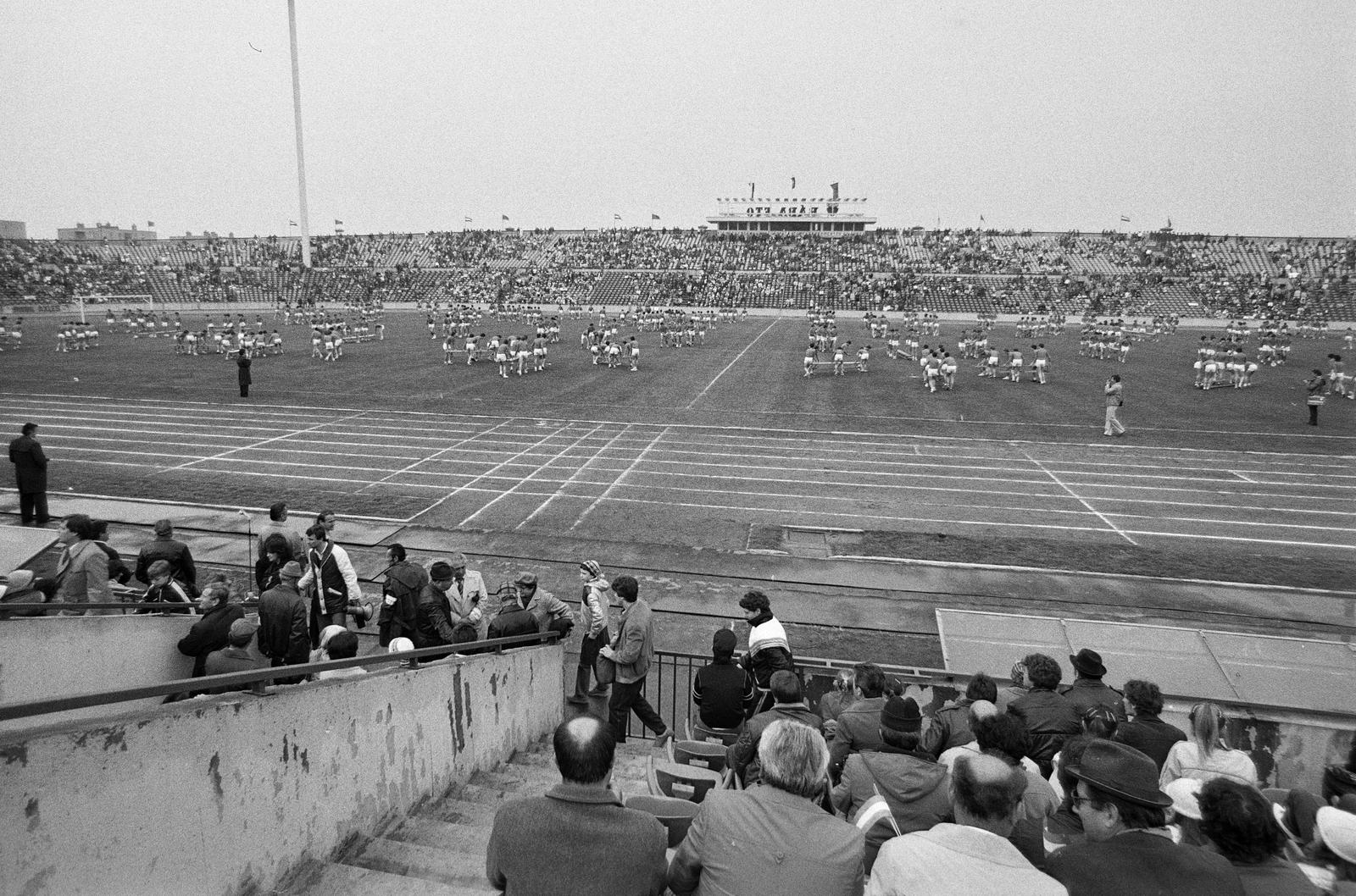Hungary, Győr, Rába ETO stadion, május 1-i seregszemle. Középiskolás diákok, akik szebbnél szebb gyakorlatokkal ragadtatták tapsra a nézőket., 1985, Illés Zoltán, Fortepan #300273