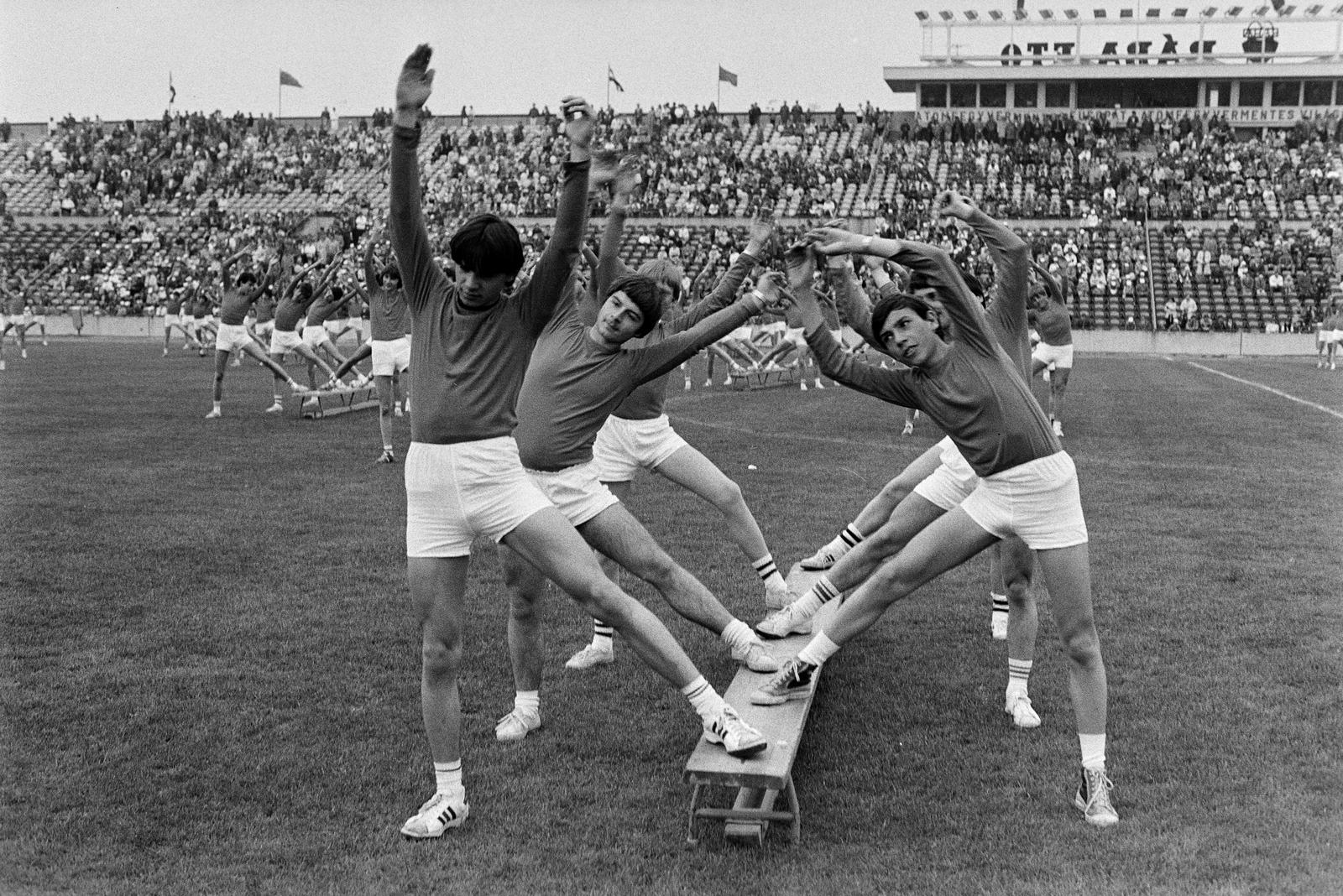 Magyarország, Győr, Rába ETO stadion, május 1-i seregszemle. Középiskolás diákok, akik szebbnél szebb gyakorlatokkal ragadtatták tapsra a nézőket., 1985, Illés Zoltán, sportbemutató, Fortepan #300276