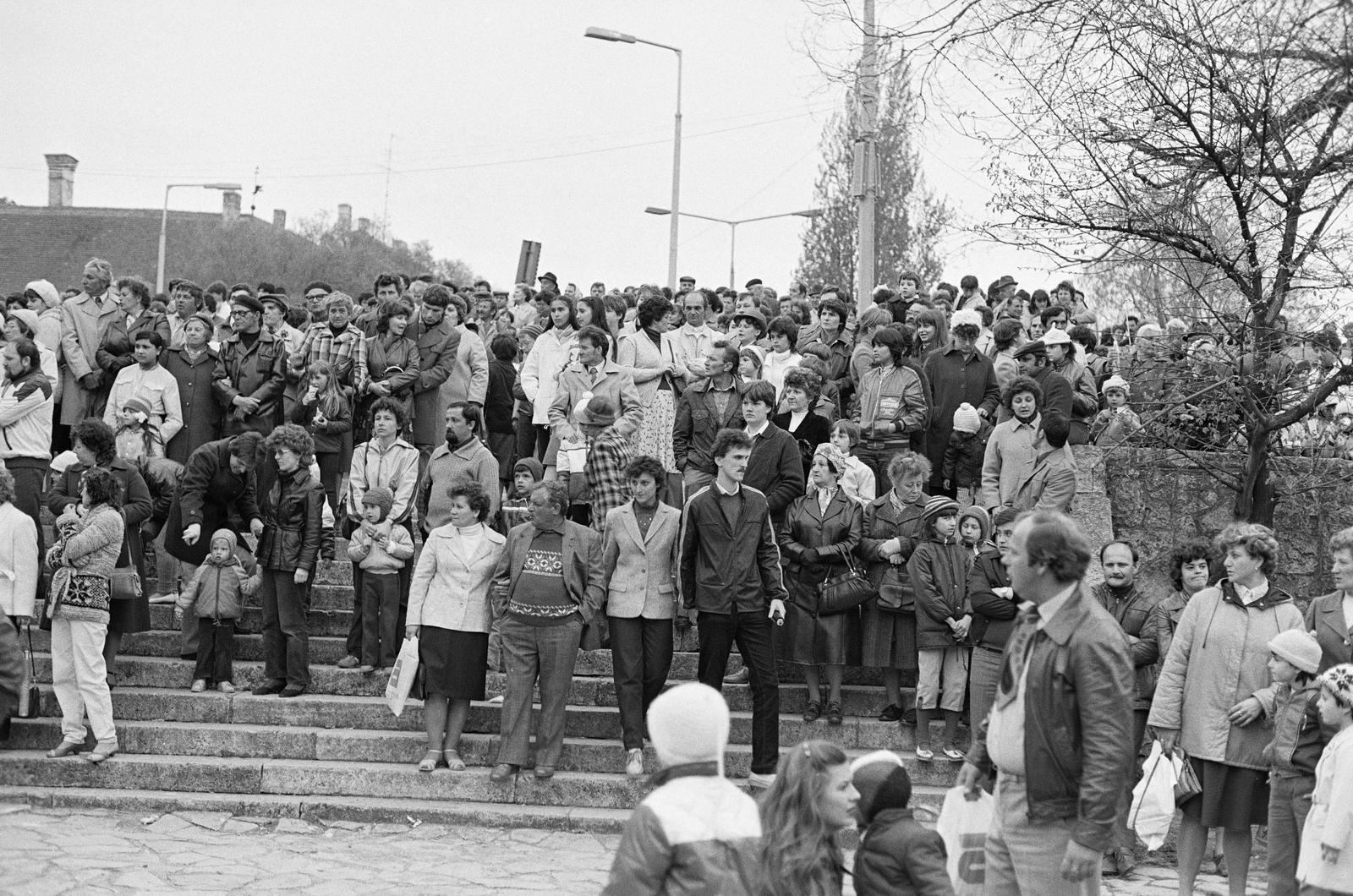 Hungary, Győr, Bécsi kapu (Köztársaság) tér, ünnepség résztvevői a Vársétányra vezető lépcsőnél., 1983, Illés Zoltán, Fortepan #300277