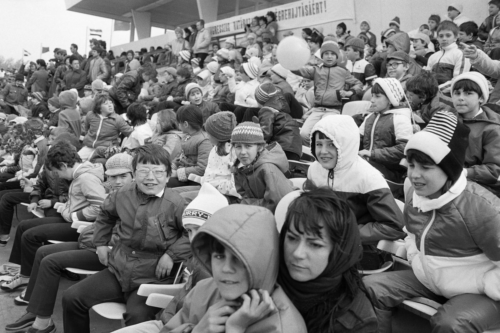 Magyarország, Győr, Rába ETO stadion, május 1-i seregszemle., 1985, Illés Zoltán, közönség, diák, sapka, Fortepan #300279