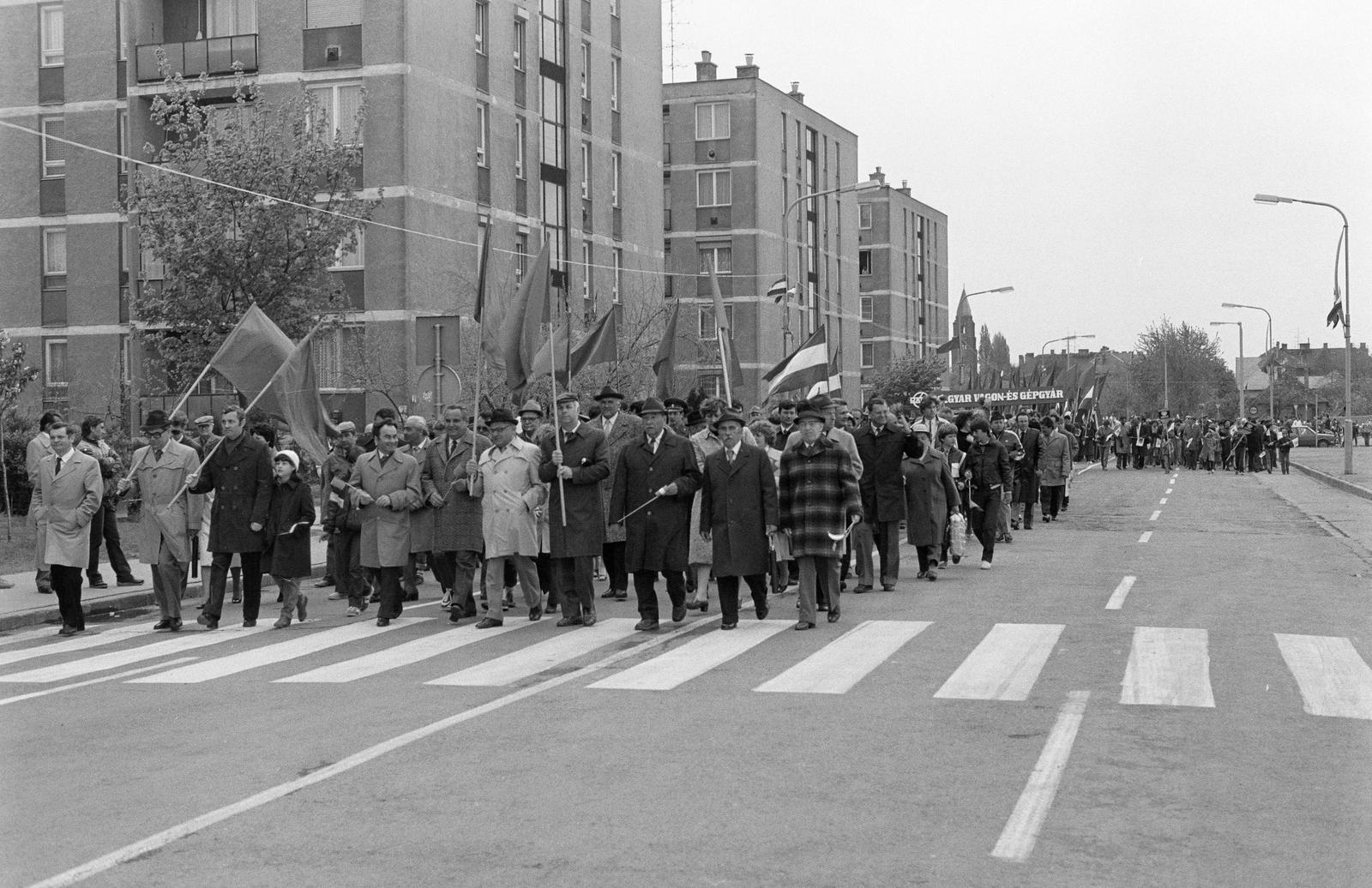 Magyarország, Győr, Gyárváros, Nagysándor József utca, felvonulás résztvevő., 1985, Illés Zoltán, Fortepan #300281