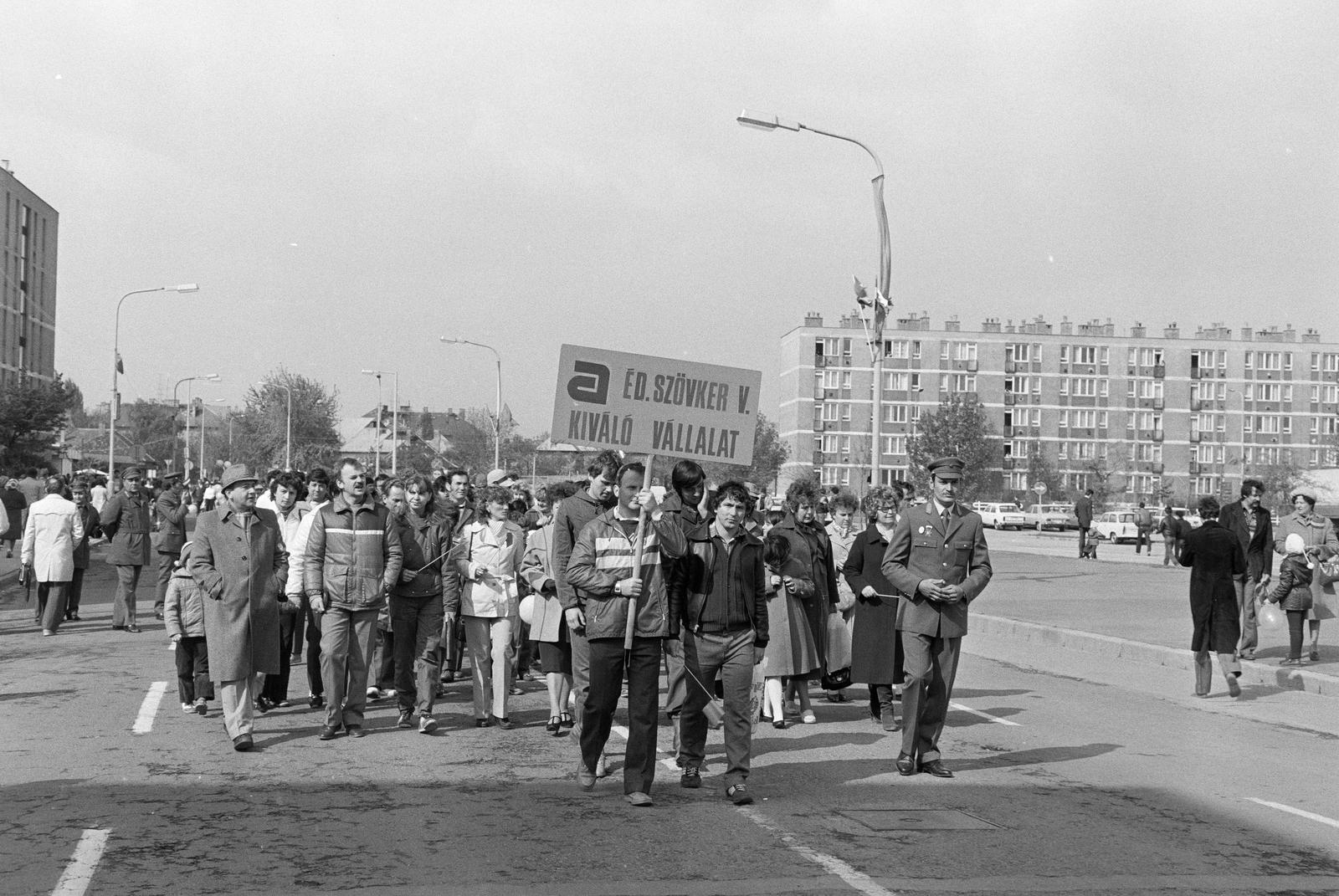 Magyarország, Győr, Gyárváros, Nagysándor József utca, felvonulás résztvevő., 1985, Illés Zoltán, Fortepan #300285