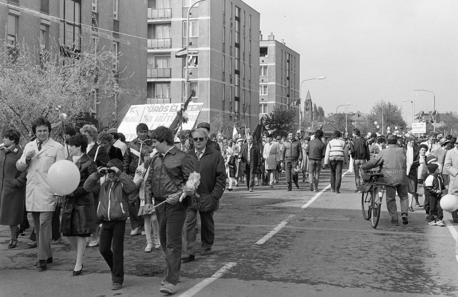 Magyarország, Győr, Gyárváros, Nagysándor József utca, felvonulás résztvevő., 1985, Illés Zoltán, Fortepan #300286