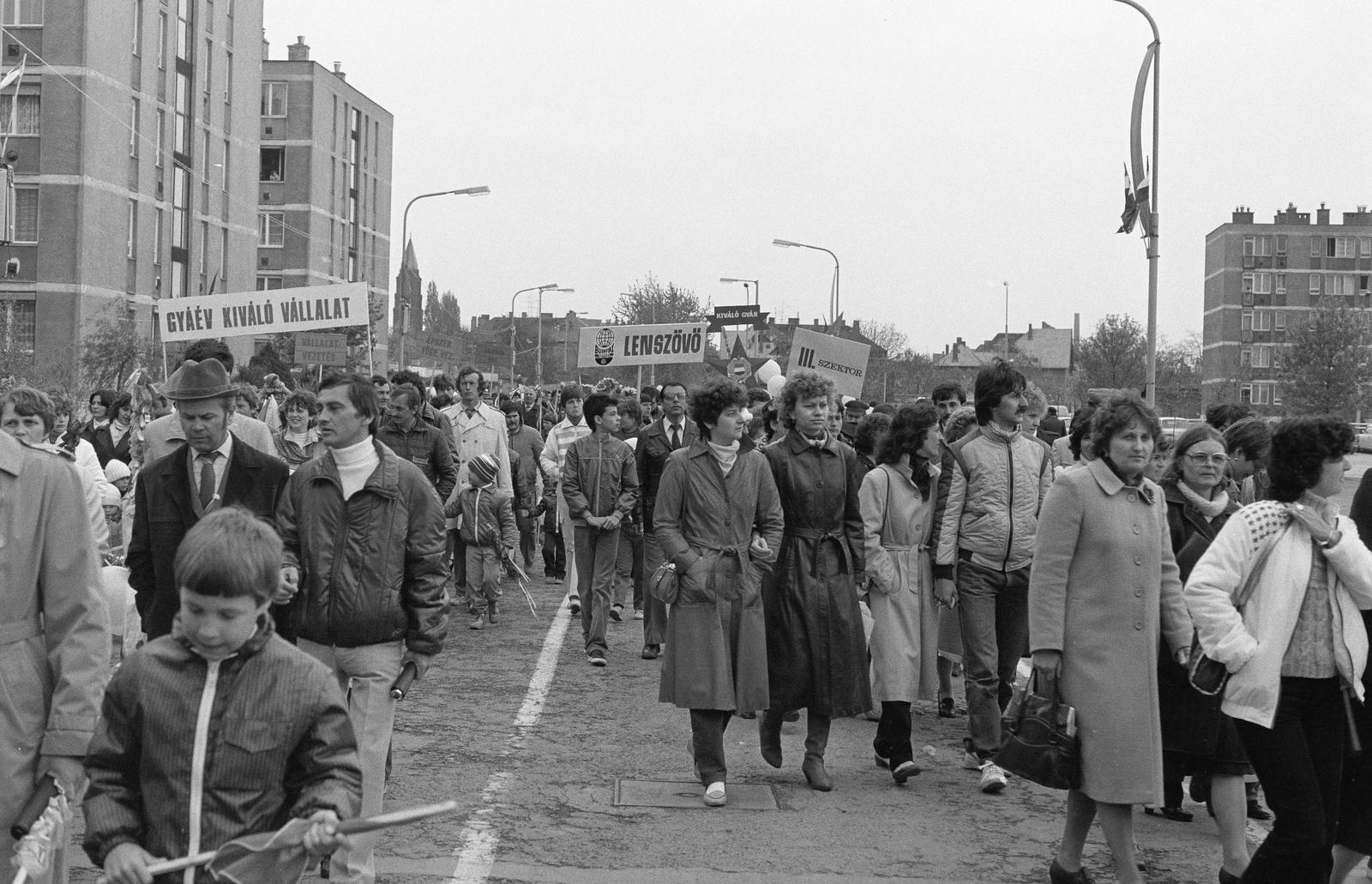 Magyarország, Győr, Gyárváros, Nagysándor József utca, felvonulás résztvevő., 1985, Illés Zoltán, Fortepan #300287