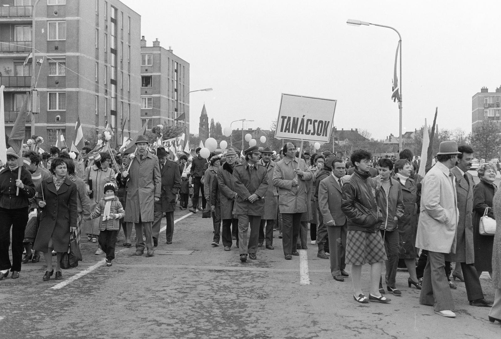 Hungary, Győr, Gyárváros, Nagysándor József utca, felvonulás résztvevő., 1985, Illés Zoltán, banner, Fortepan #300288