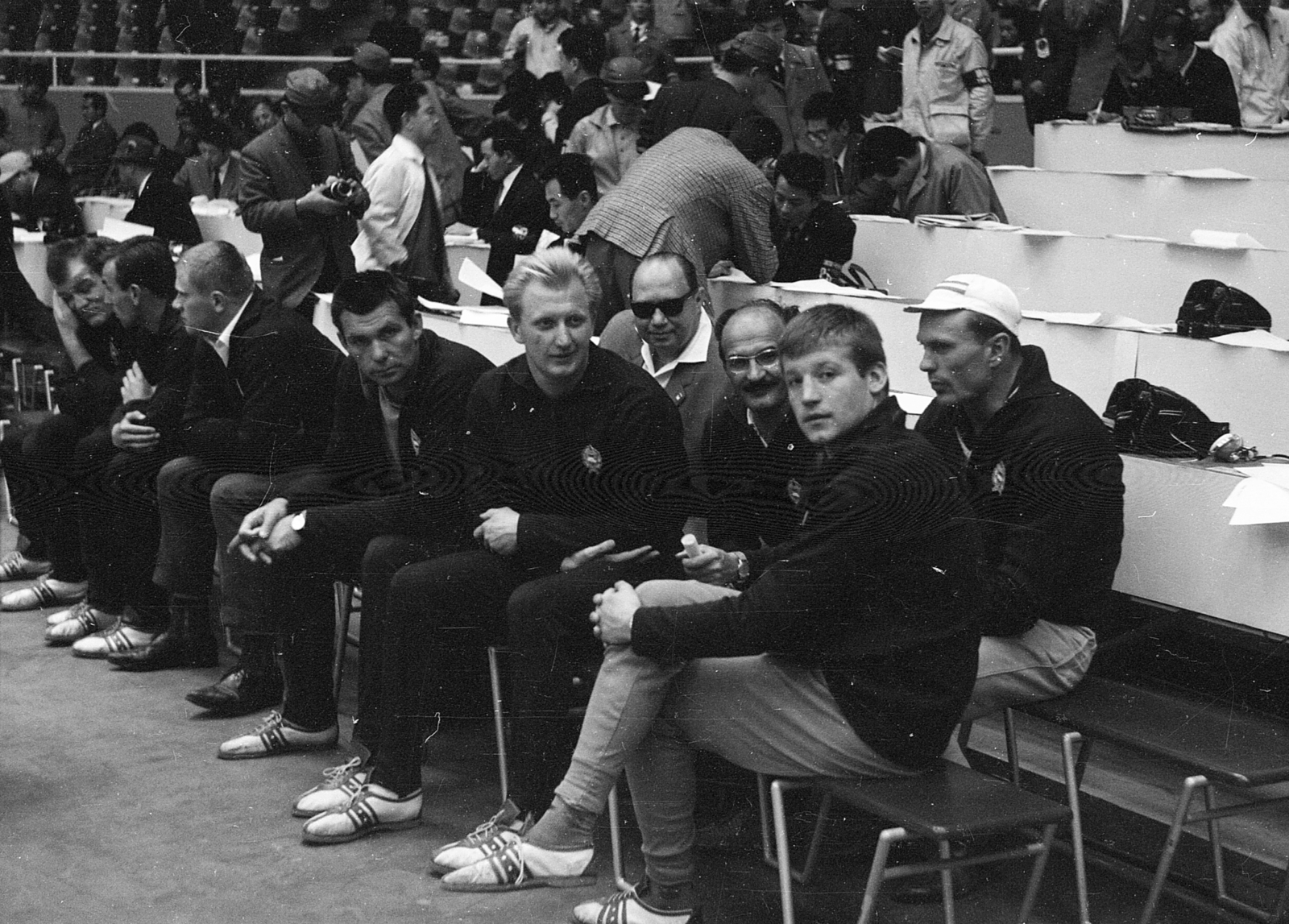 Japan, Tokyo, olimpia, magyar sportolók a nézőtéren. Elsö sor jobbról: Felkai László, Dömötör Zoltán, Boros Ottó, ?, Ambrus Miklós, ?. A második sorban jobbról a második Csőke József dokumentum- és sportfilmrendező., 1964, Csőke József, Olympics, sportsperson, sitting with hands on knees, Fortepan #30029
