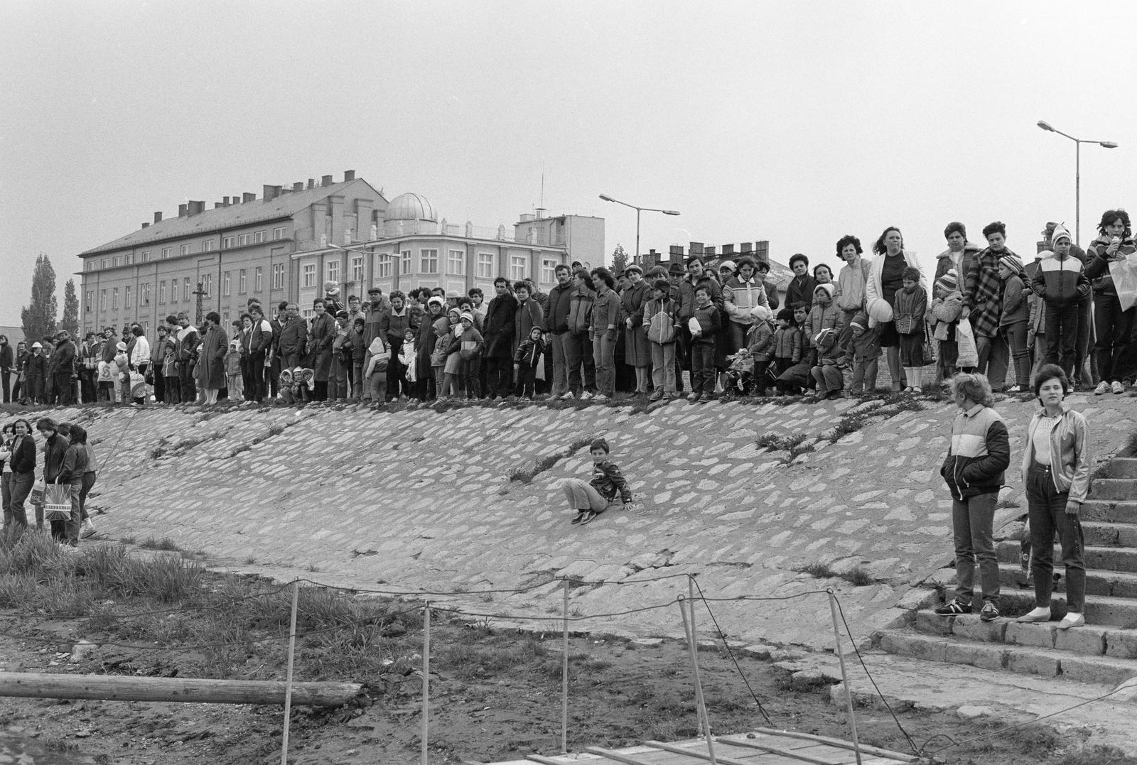 Magyarország, Győr, sportos vízi felvonulás a Mosoni-Dunán május 1. tiszteletére., 1985, Illés Zoltán, Fortepan #300290