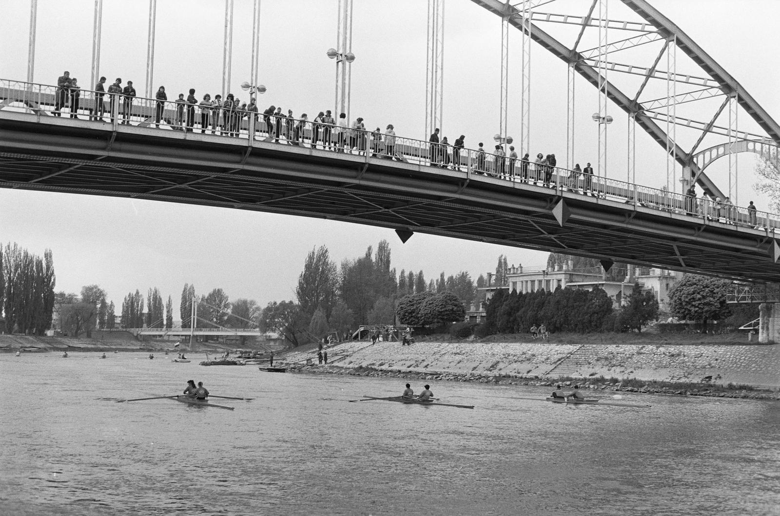 Hungary, Győr, sportos vízi felvonulás a Mosoni-Dunán május 1. tiszteletére., 1985, Illés Zoltán, audience, Fortepan #300291
