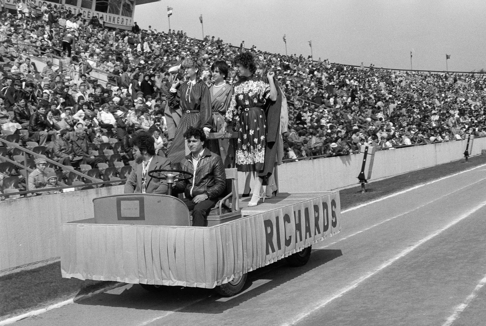 Hungary, Győr, Rába ETO stadion, május 1-i seregszemle. A győri gyárak termékbemutatója., 1985, Illés Zoltán, Fortepan #300294