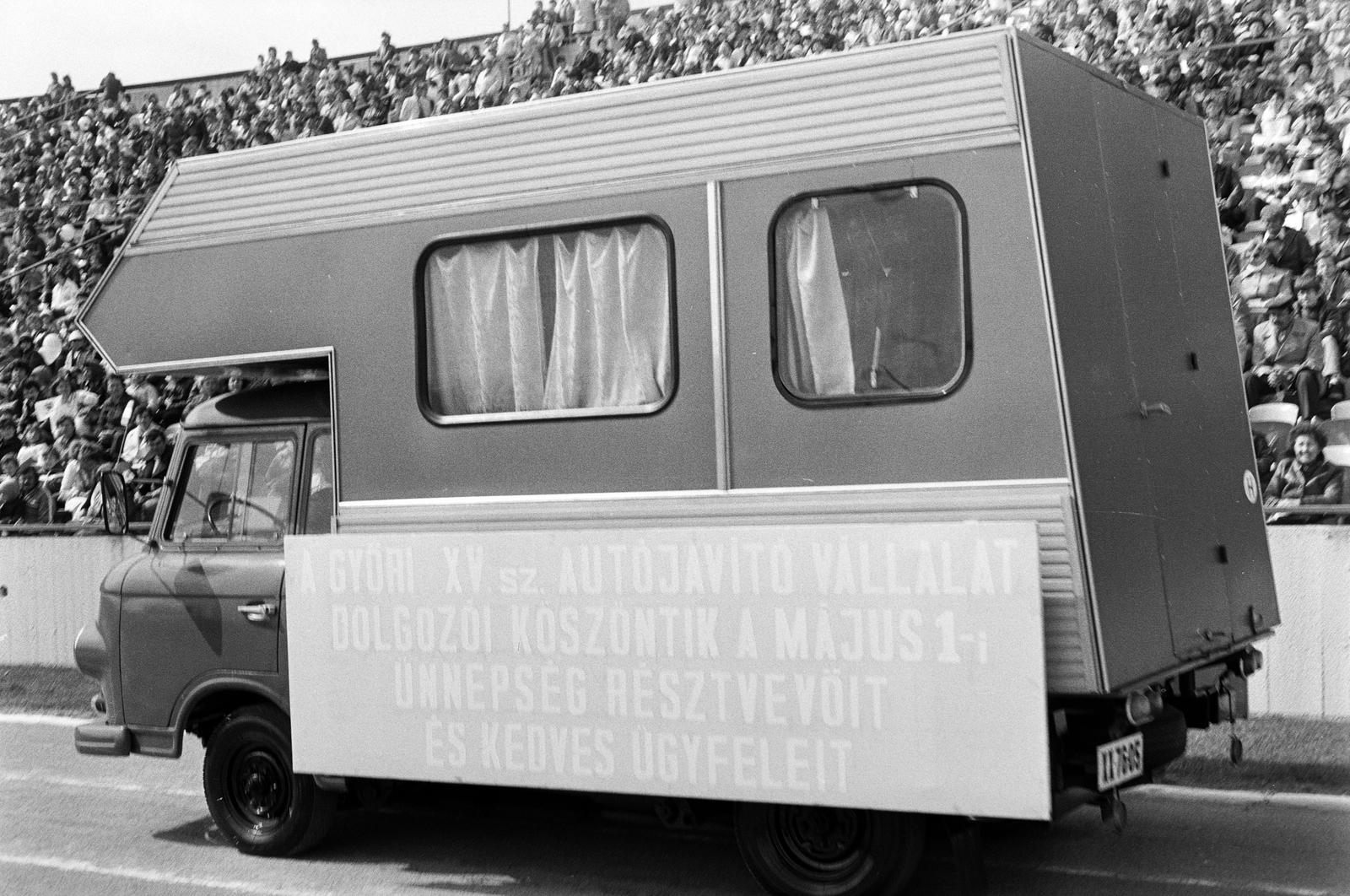 Magyarország, Győr, Rába ETO stadion, május 1-i seregszemle. A győri gyárak termékbemutatója., 1985, Illés Zoltán, lakókocsi, Fortepan #300297