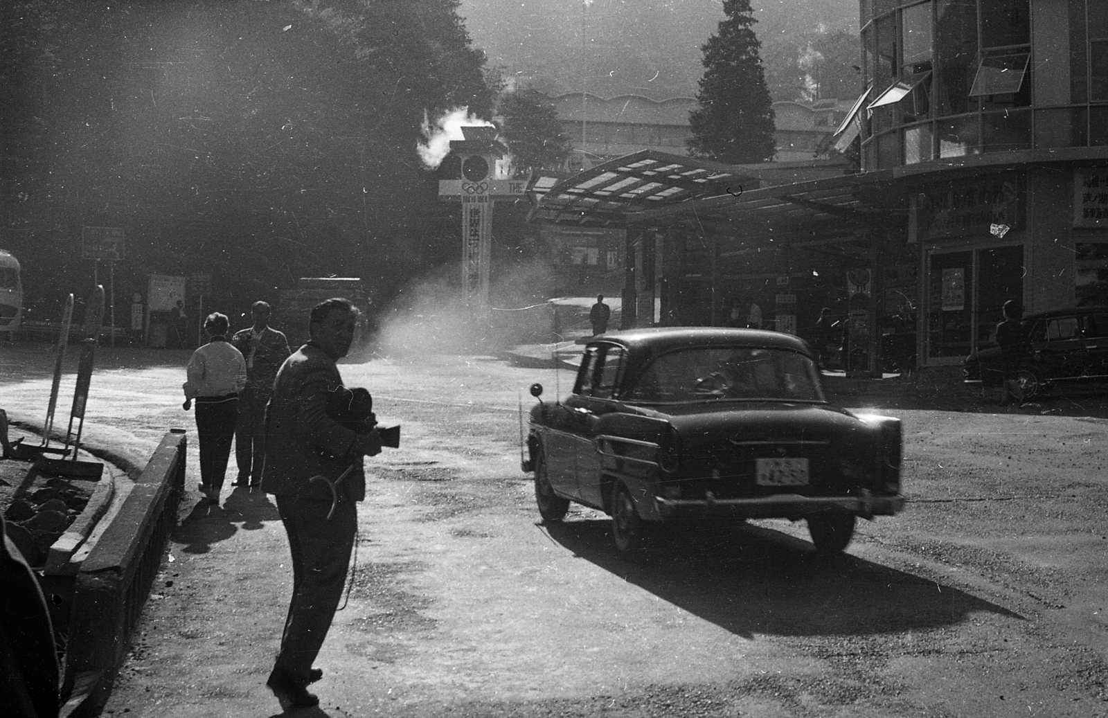 Japan, Hakone, a Hotel Kowakien előtt Fifilina József operatőr., 1964, Csőke József, automobile, Fortepan #30030