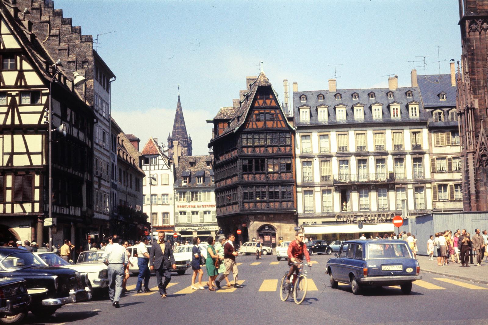 France, Strasbourg, Place de la Cathedral, szemben a Kammerzell-ház (Maison Kammerzell). A háztetők felett a Église du Temple-Neuf de Strasbourg tornya látható., 1967, Inkey Tibor, colorful, crosswalk, bicycle, traffic, Fortepan #300319