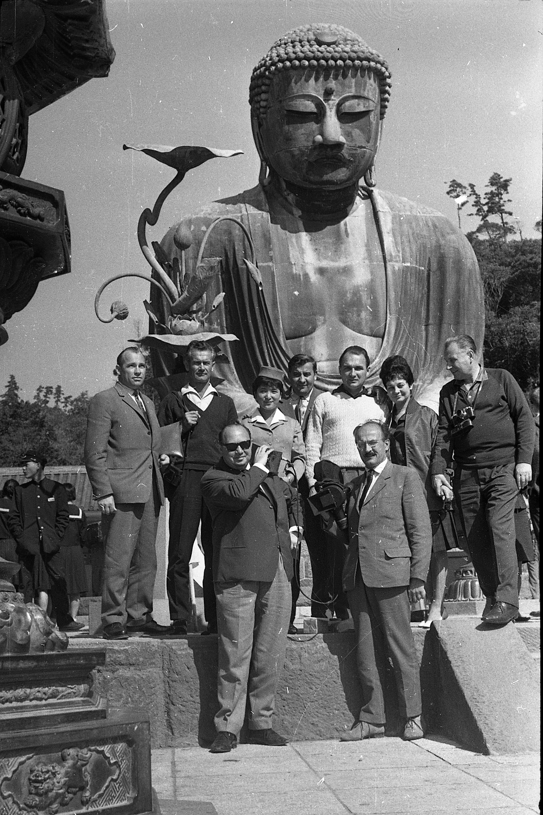 Japán, Kamakura, Nagy Buddha szobor, a kamerával Csőke József dokumentum- és sportfilmrendező., 1964, Csőke József, buddhizmus, Buddha szobor, Fortepan #30032