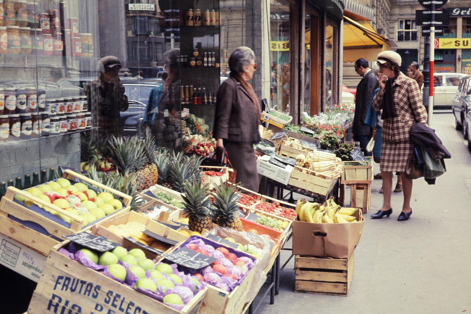 Ausztria, Bécs, Petersplatz, a zöldséges üzlet után balra a Goldschmiedgasse torkolata., 1969, Inkey Tibor, színes, Fortepan #300323