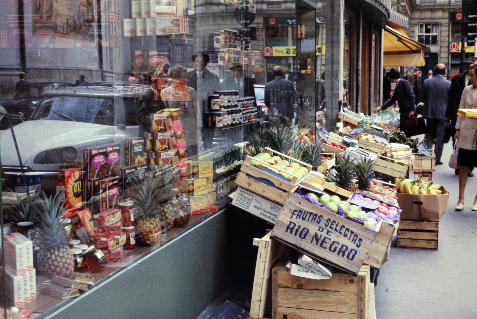 Ausztria, Bécs, Petersplatz, a zöldséges üzlet után balra a Goldschmiedgasse torkolata., 1969, Inkey Tibor, színes, gyümölcs, tükröződés, kirakat, zöldséges, Fortepan #300326