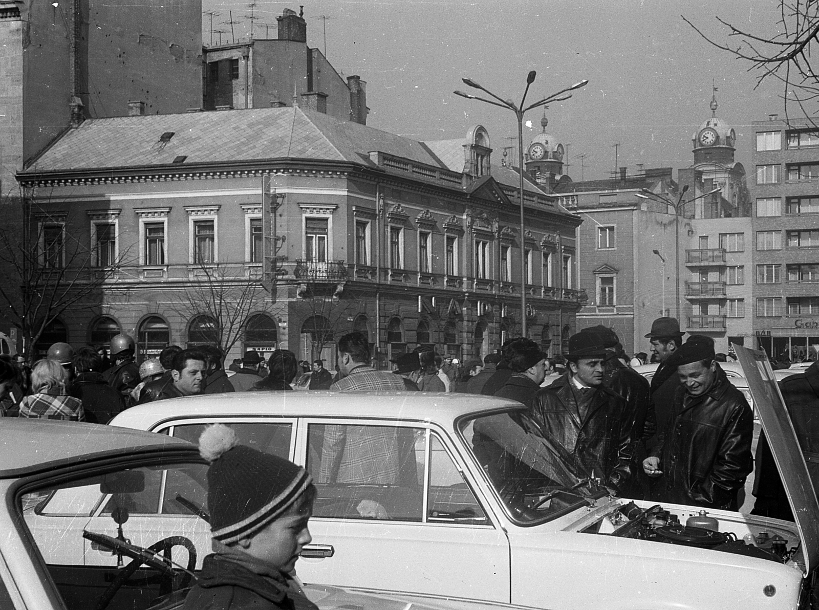 Hungary, Debrecen, Dósa Nádor tér, háttérben a Nagytemplom két tornya., 1976, Csőke József, Lada-brand, car market, Fortepan #30033