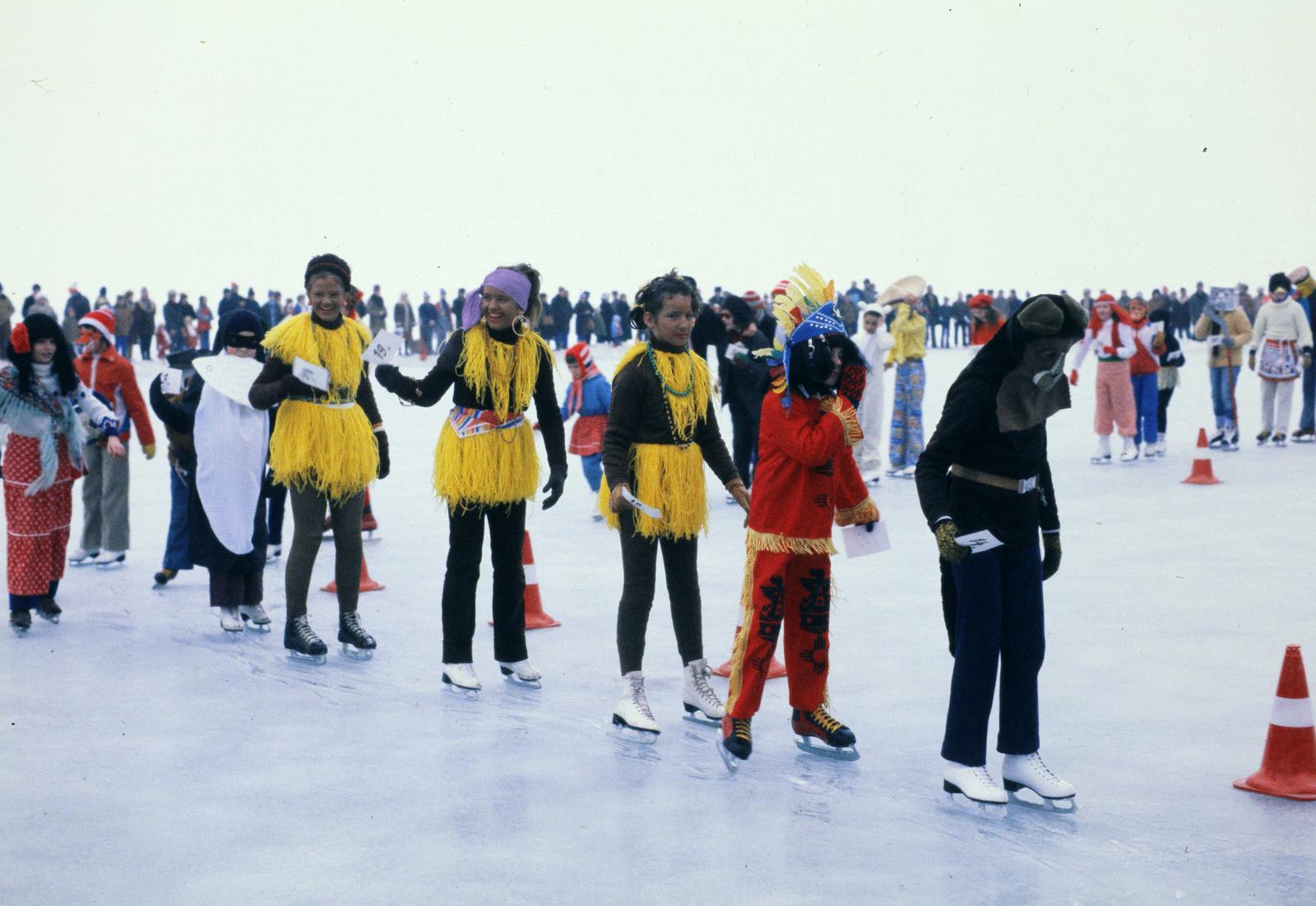 Hungary,Lake Balaton, Siófok, Jégkarnevál a befagyott Balatonon a Rózsakert előtt., 1982, Inkey Tibor, colorful, costume, skating, Fortepan #300338