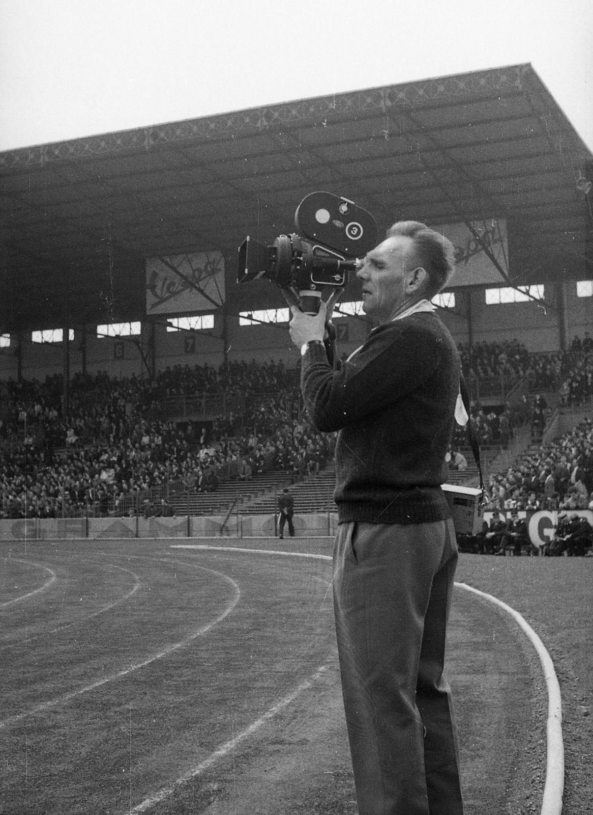 Italy, Sziklai Kornél operatőr., 1960, Csőke József, filming, movie camera, stadium, Arriflex-brand, Fortepan #30034