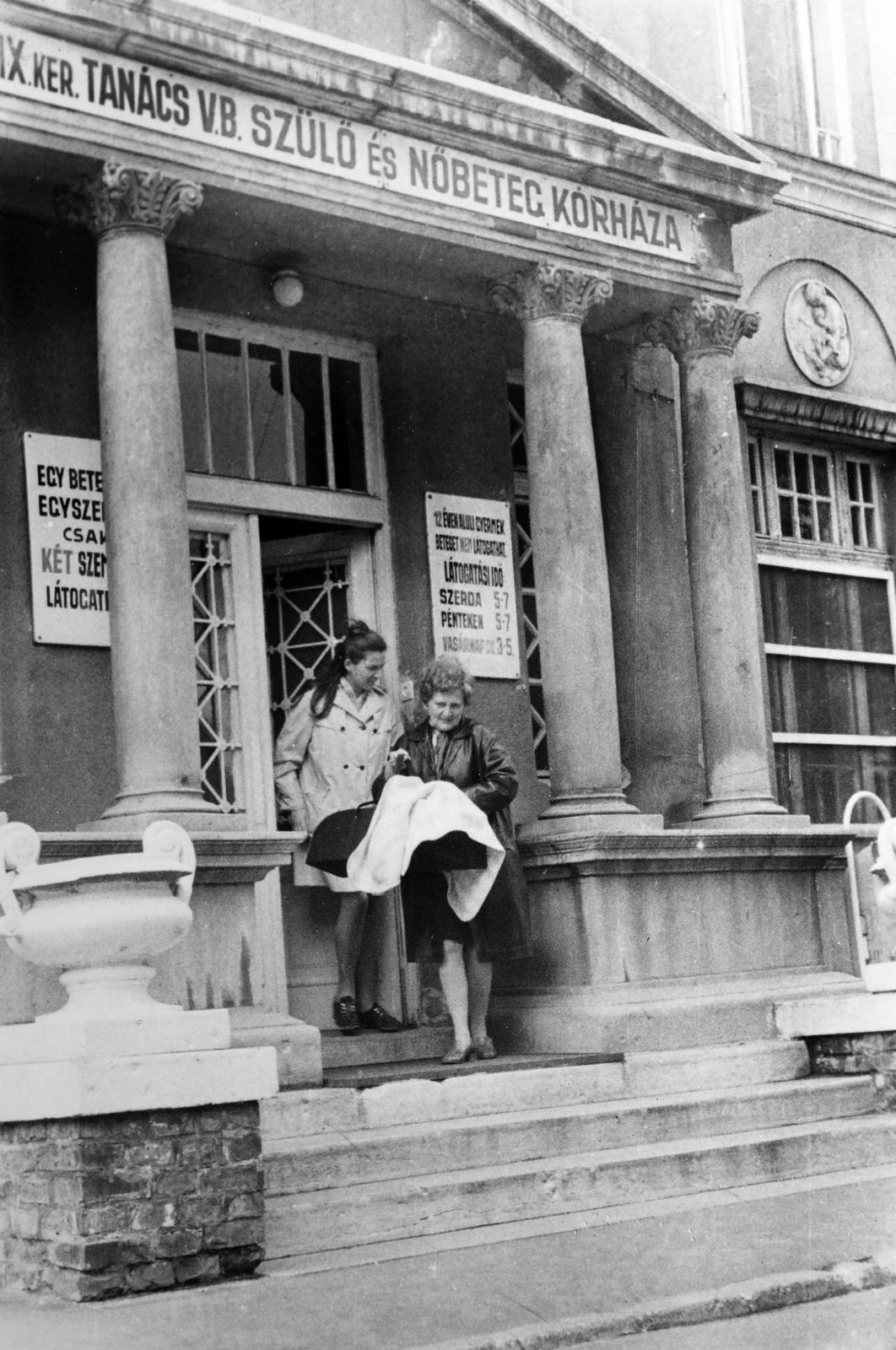 Magyarország, Budapest XIX., Jahn Ferenc utca 64., XIX. ker. Tanács Végrehajtó Bizottság Szülő- és Nőbeteg kórháza., 1967, Jakab Veronika, Budapest, babahordozó, Fortepan #300353