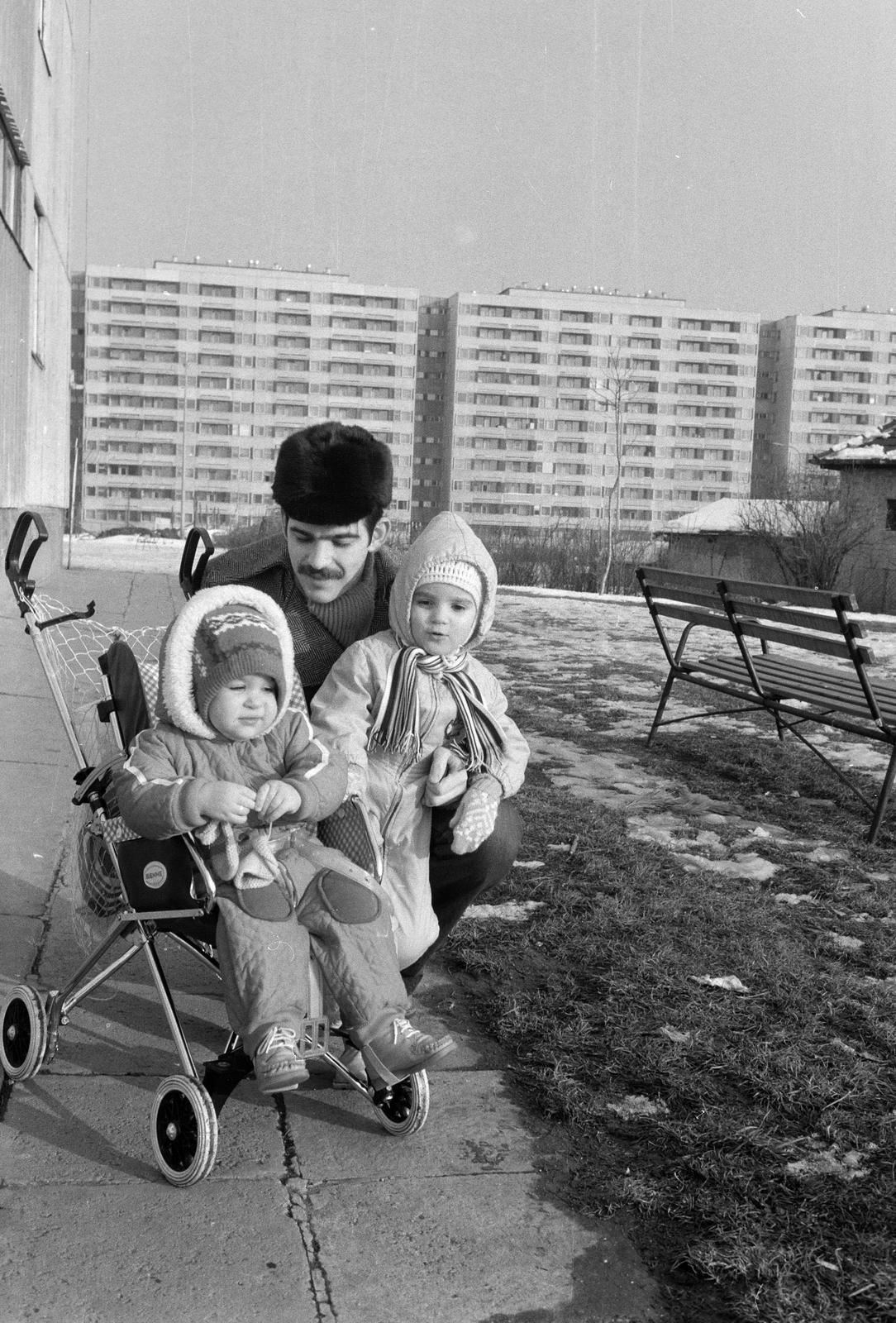 Hungary, Budapest XI., Őrmezői lakótelep, a felvétel a Menyecske utca 11-es számú ház mellett készült, háttérben a Menyecske utca 17-37. számú háztömb Vőfély utca felőli homlokzata., 1977, Karácsony Iván, Budapest, Fortepan #300360