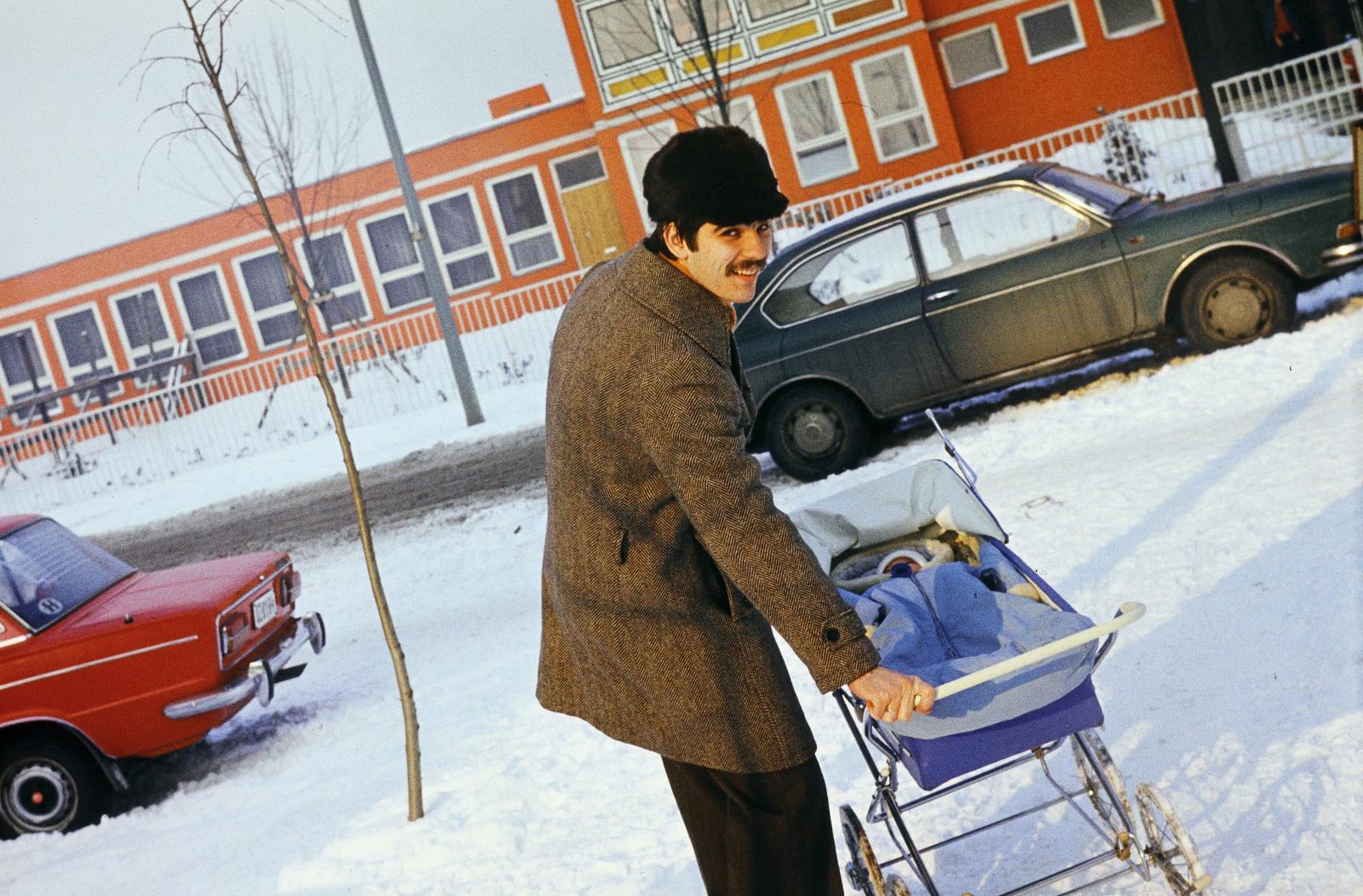 Magyarország, Budapest XI., Őrmezői lakótelep, Menyecske utca, távolabb a háttérben az Őrmezei Általános Iskola., 1977, Karácsony Iván, Budapest, Fortepan #300362