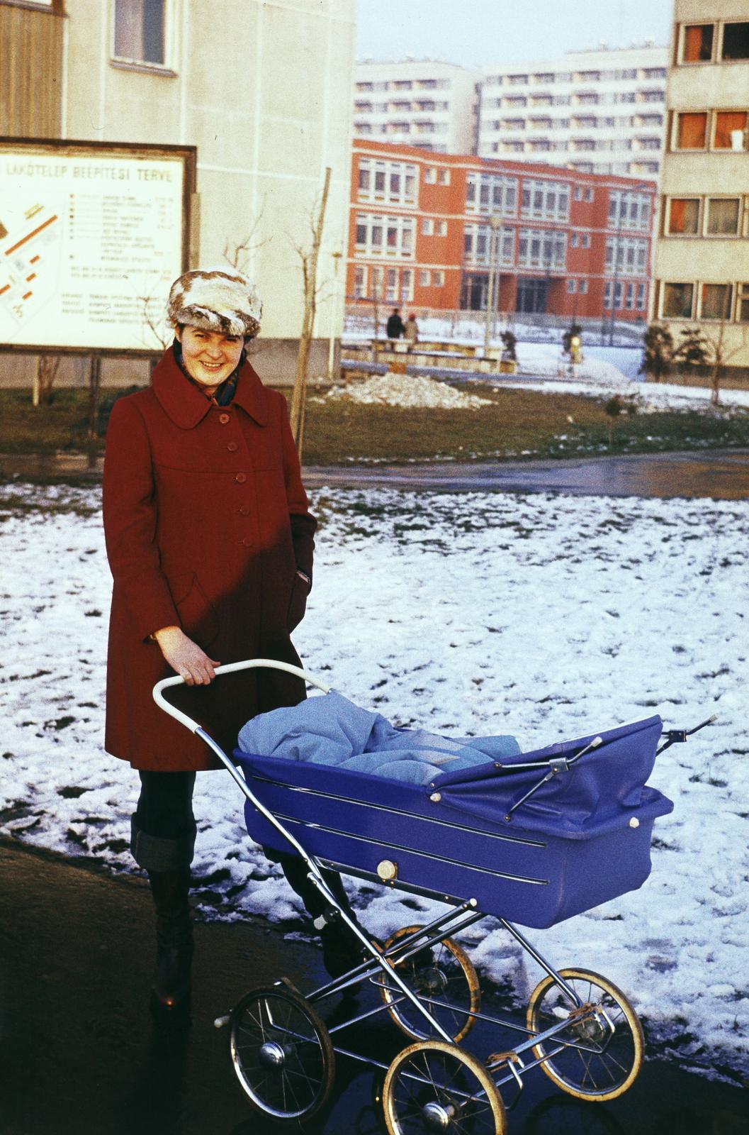 Hungary, Budapest XI., Őrmezői lakótelep, Menyecske utca, távolabb a háttérben az Őrmezei Általános Iskola., 1977, Karácsony Iván, Budapest, Fortepan #300364