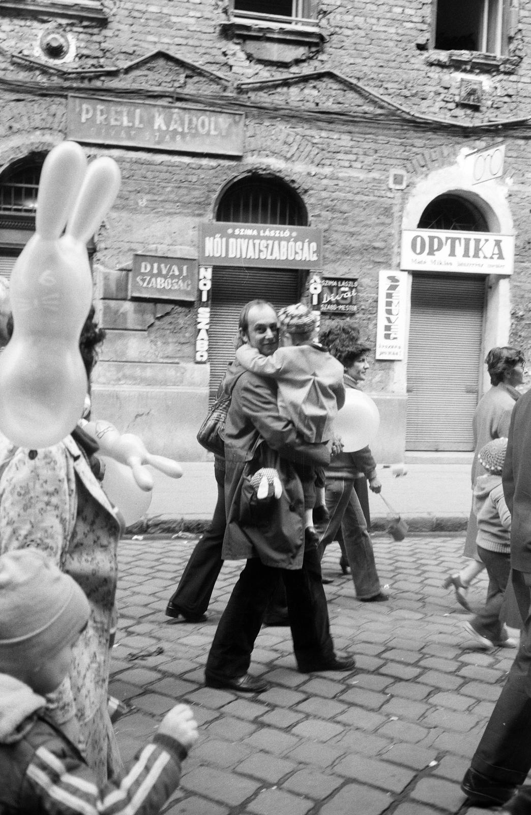 1980, Karácsony Iván, kézben tartani, felvonulás, gyerek, apa, Fortepan #300365