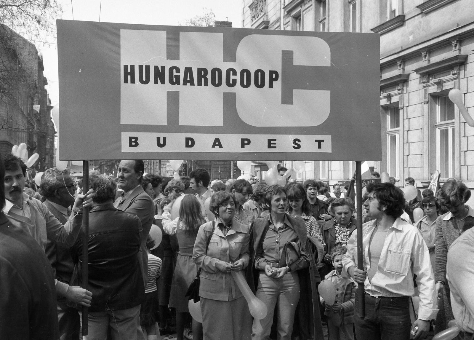Hungary, Budapest VII., Dembinszky utca, május 1-i felvonulás résztvevői a 2-es számú ház előtt. Háttérben a Rottenbiller utcai kereszteződés., 1983, Karácsony Iván, Budapest, Fortepan #300379