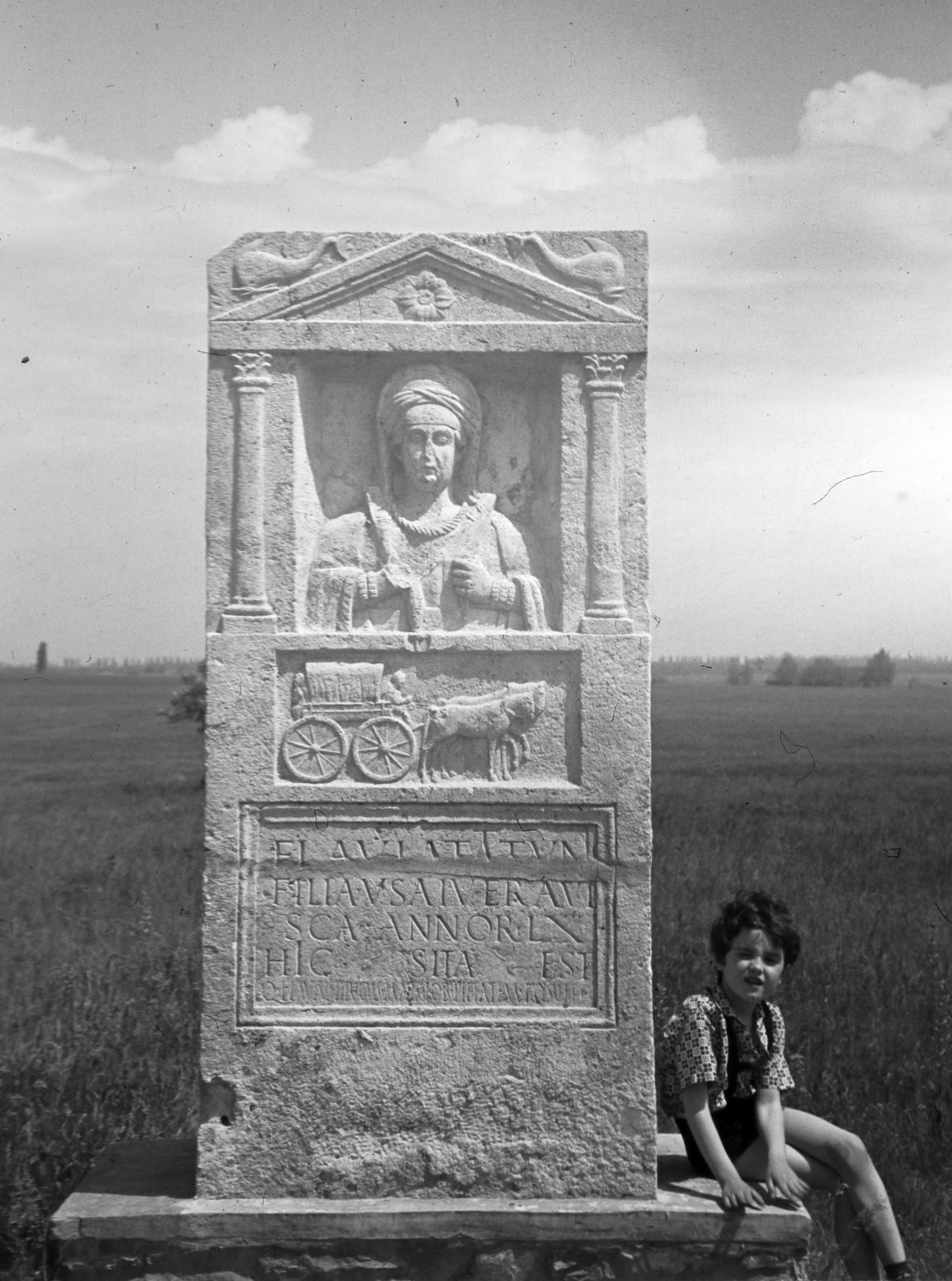 Hungary, Tác, Gorsium, Flavia Usaiu sírköve a régészeti parkban., 1958, Karácsony Iván, Fortepan #300381