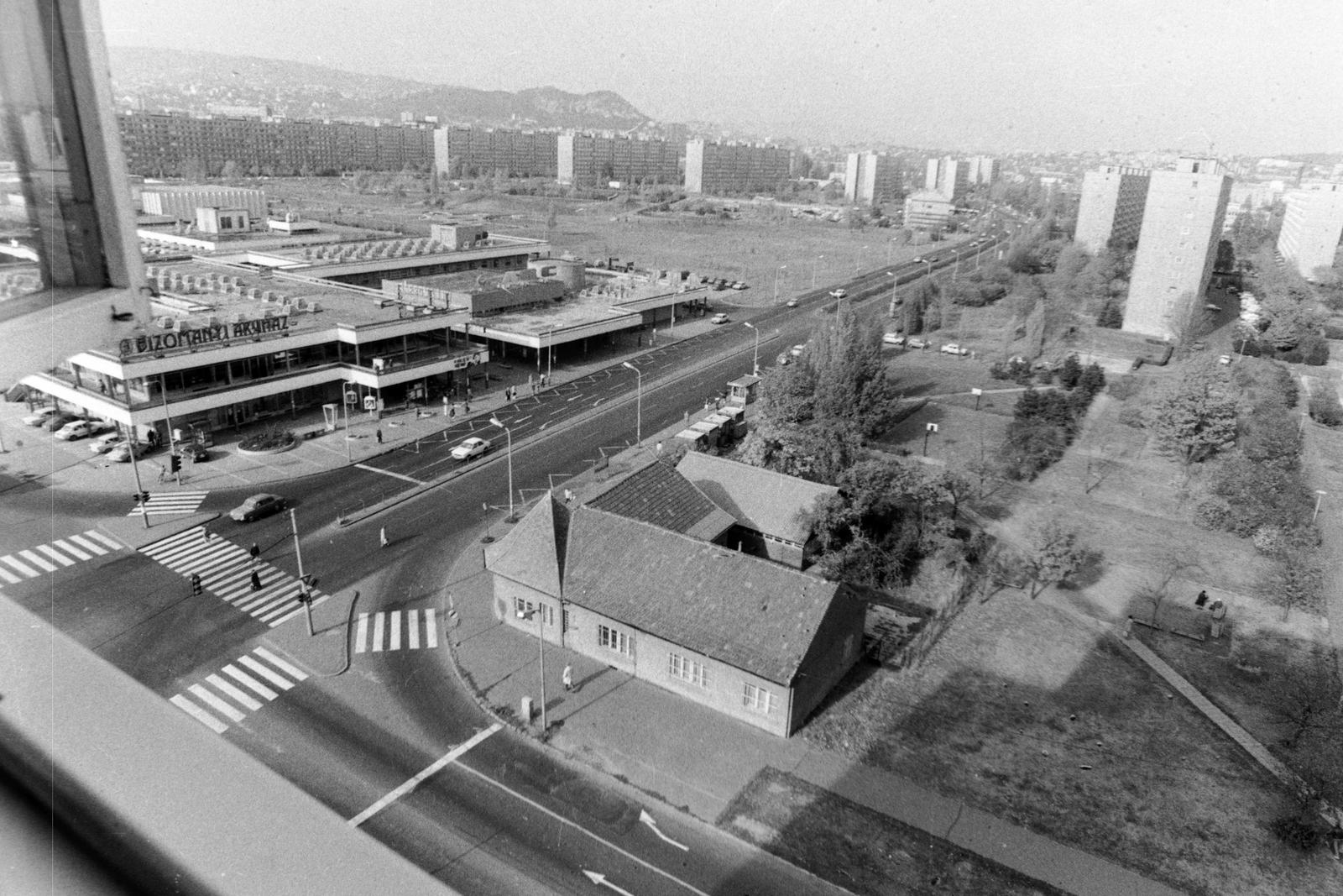 Hungary, Budapest XI., Etele (Szakasits Árpád) út, kilátás a 32/c számú házból Sas-hegy felé. Előtérben balra a Tétényi úti kereszteződés és a bevásárlóközpont., 1981, Kecskés András, Budapest, Fortepan #300400