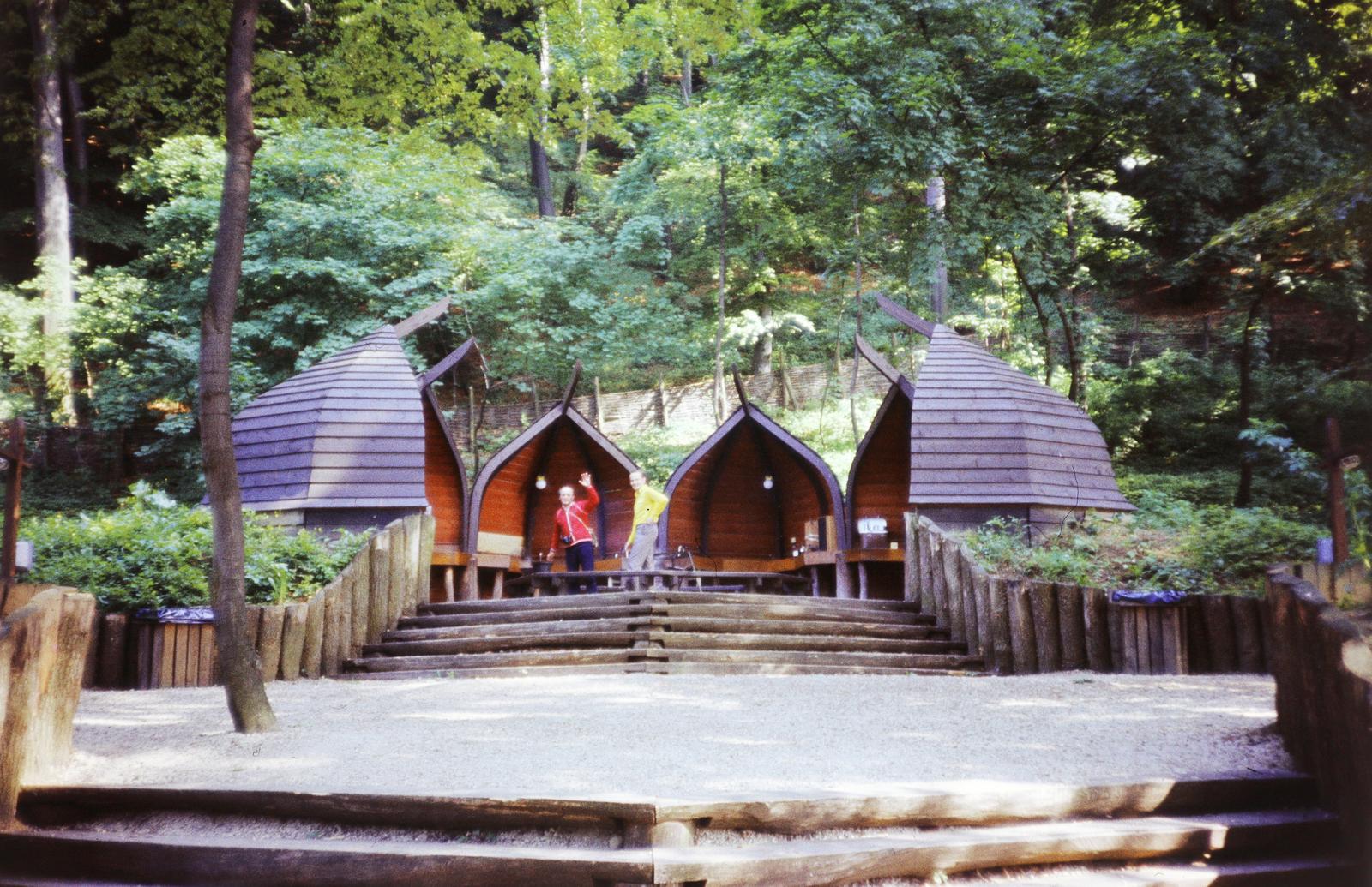 Magyarország,Dunakanyar, Visegrád, Kemping és szabadidőközpont, erdei étkező (Makovecz Imre, 1971.)., 1981, Kozák, Fortepan #300405