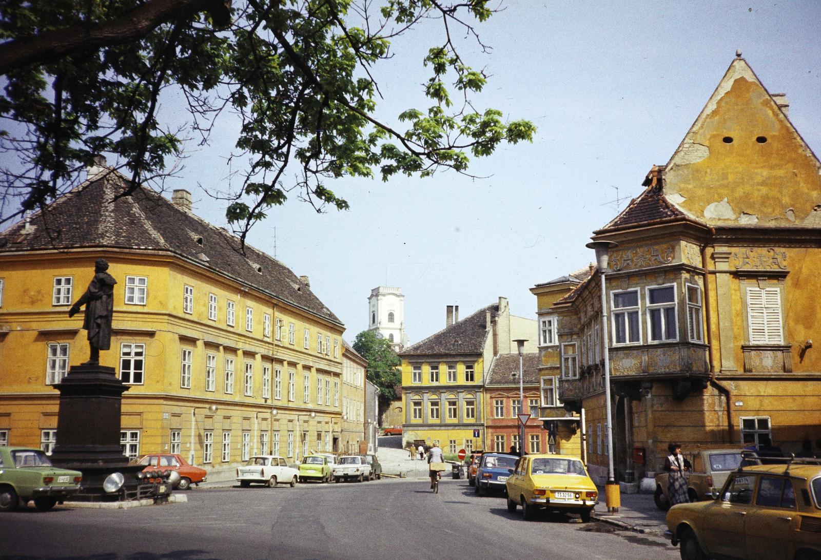 Magyarország, Győr, Bécsi kapu (Köztársaság) tér, előtérben balra Kisfaludy Károly szobra (Mátrai Lajos György, 1892.). Szemben a Szabadsajtó utca torkolatánál az Altabak-ház, ettől jobbra az Ott-ház. Távolabb a háttérben a Püspökvár., 1981, Kozák, színes, lodzsa, rendszám, Dacia 1300, szobor, Trabant 601, Fortepan #300406