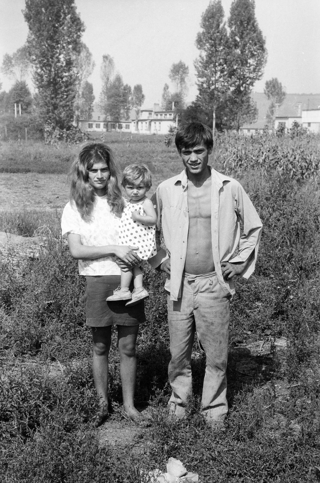 1971, Liktor Ferenc, three people, gypsy, family, Fortepan #300430