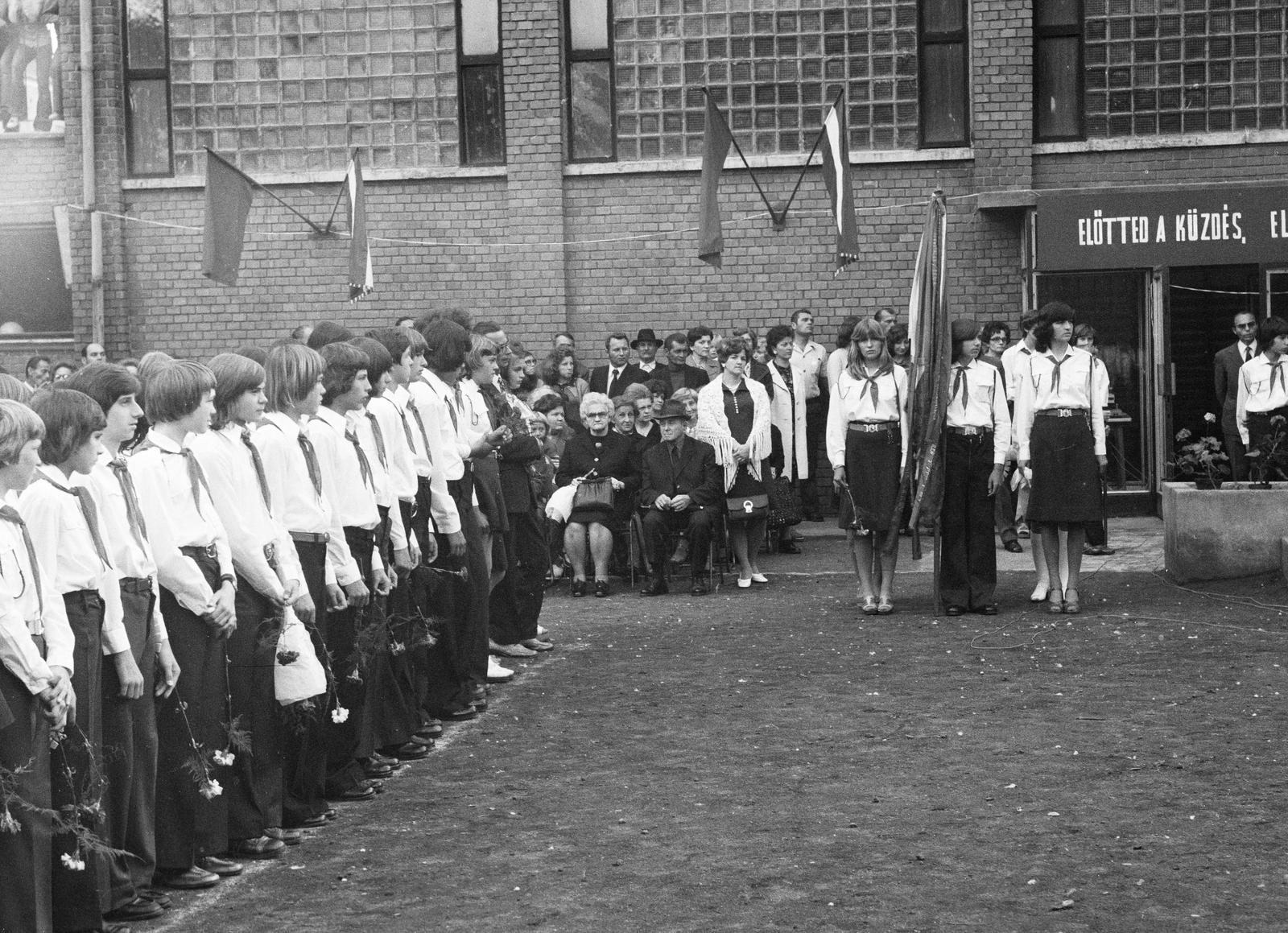 Hungary, Ózd, ünnepség az Árpád Vezér Általános Iskola udvarán., 1974, Liktor Ferenc, Fortepan #300443