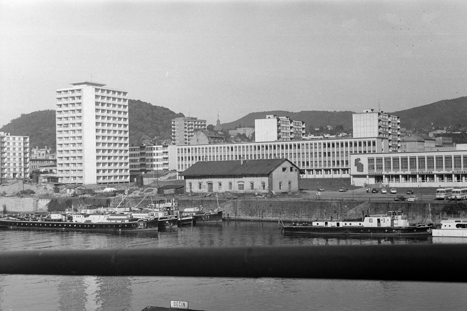Czech Republik, Děčín, a Labské nábřeží a Tyršův most (Tyrš/Tirsch-híd) mellett, az Elba folyó túlpartján az ulice Labská épületei., 1967, Liktor Ferenc, Fortepan #300449