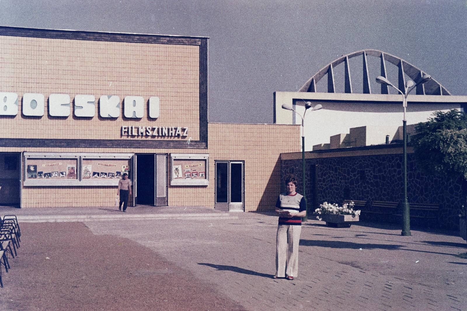Hungary, Hajdúszoboszló, Hősök tere, Bocskai Filmszínház, jobbra a kertmozi a Dankó utca mellett., 1973, Liktor Ferenc, Fortepan #300459
