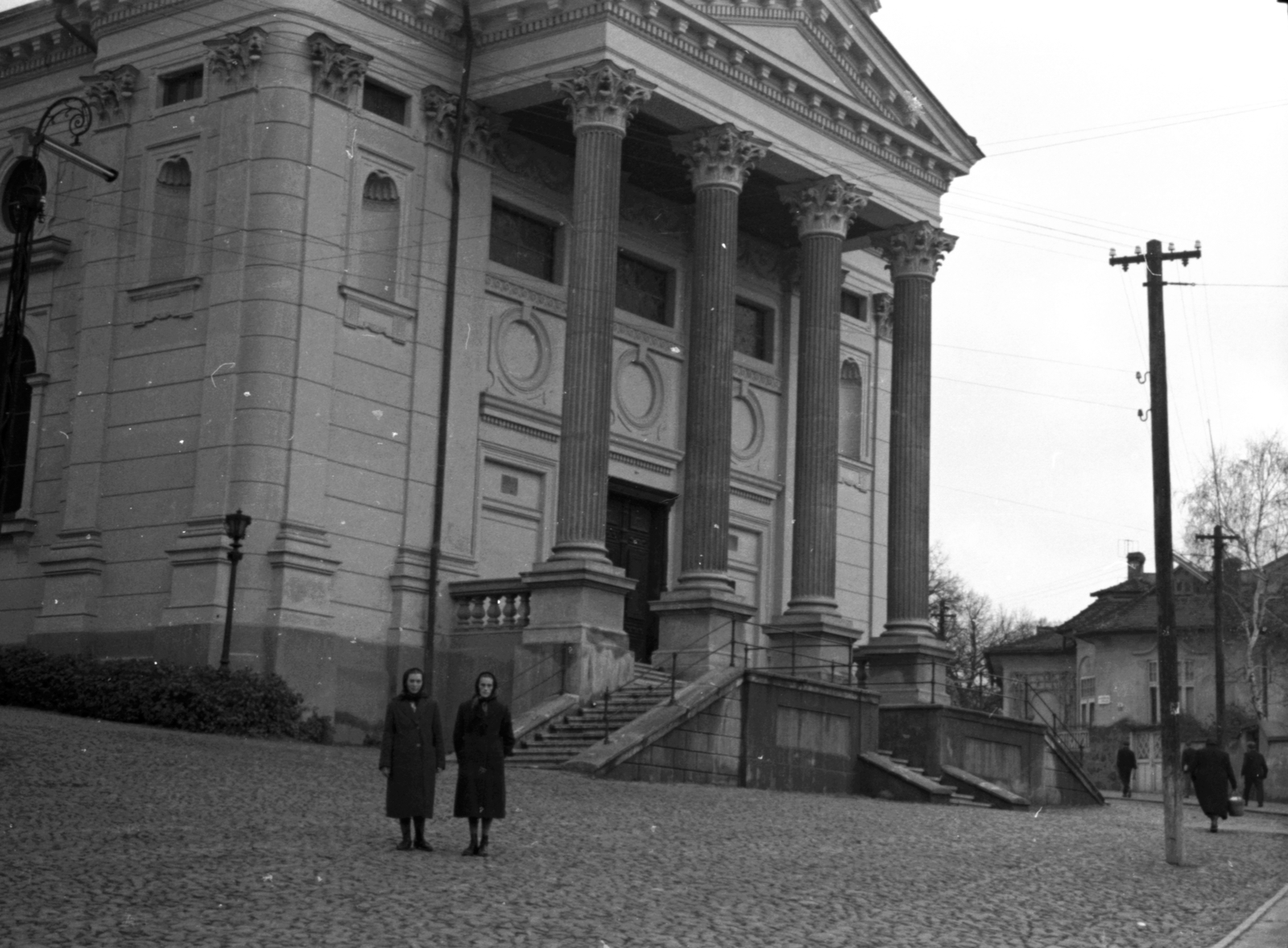 Ukraine,Zakarpattia Oblast, Uzhgorod, görögkatolikus templom., 1960, Fortepan, Soviet Union, church, street view, Baroque-style, headscarf, lady, coat, Greek Catholic, Neoclassical architecture, women, Fortepan #30047