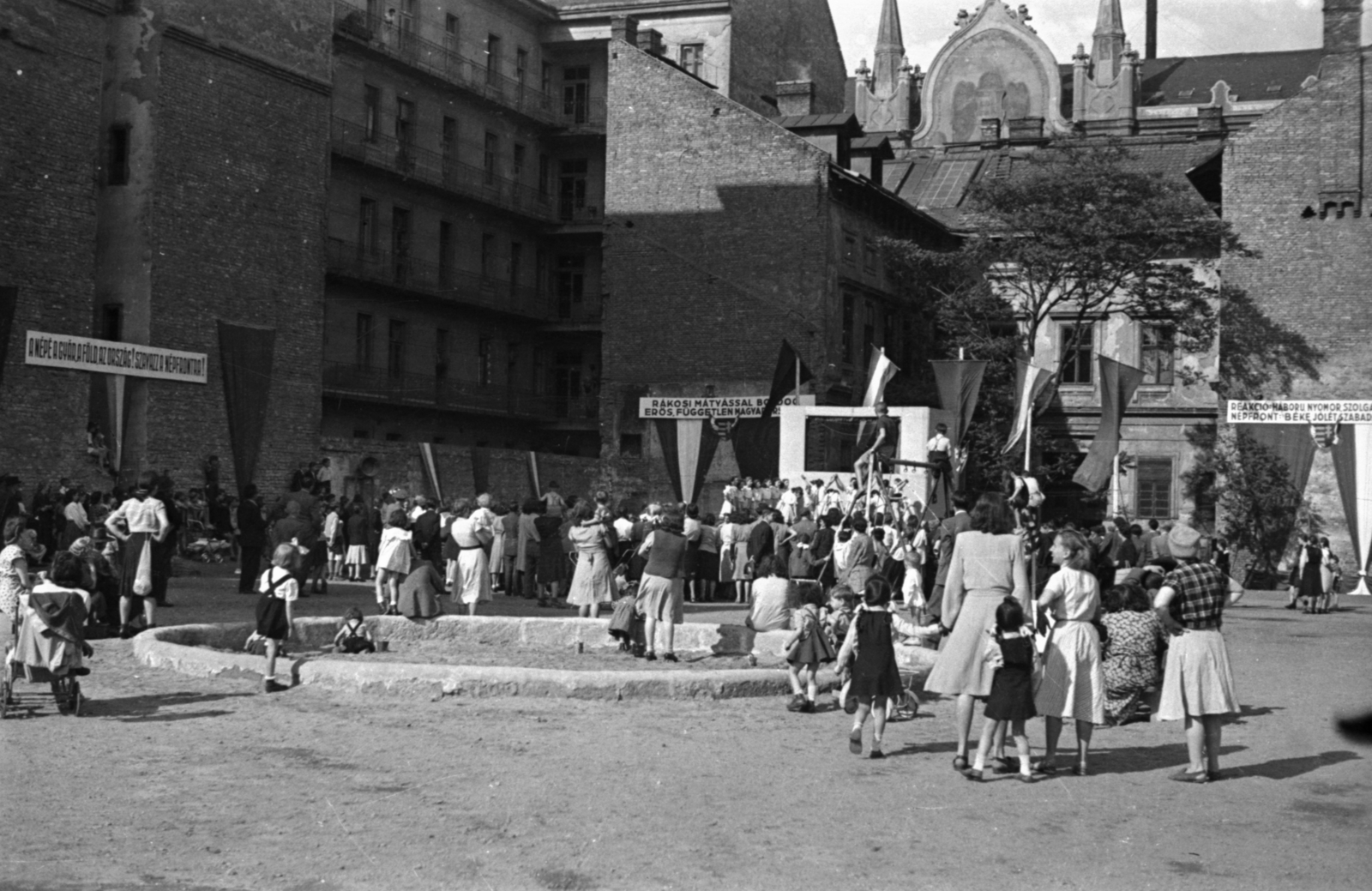 Hungary, Budapest IX., Kinizsi utca a Közraktár utca felől nézve, háttérben a Központi Zálogház (Lónyay utca 30-32.), 1949, Fortepan, courtyard balcony, political decoration, firewall, Budapest, Fortepan #30048
