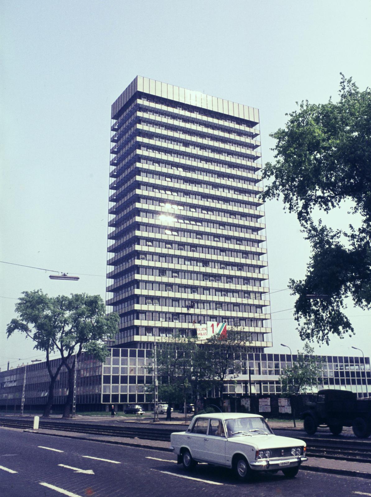 Hungary, Budapest XIII., Váci út 73., SZOT irodaház (később Nyugdíjfolyósító)., 1975, Mnyerczán Tamás, tall house, Budapest, public building, Fortepan #300483