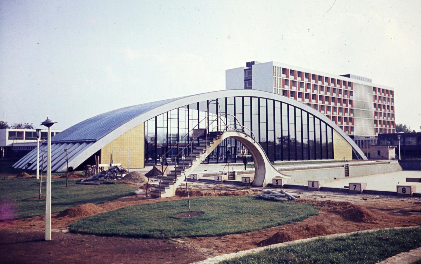 Magyarország, Hajdúszoboszló, Mátyás király sétány 10. (Lenin utca), a SZOT Béke Gyógyüdülő., 1975, Mnyerczán Tamás, uszoda, gyógyfürdő, csúszda, Fortepan #300485
