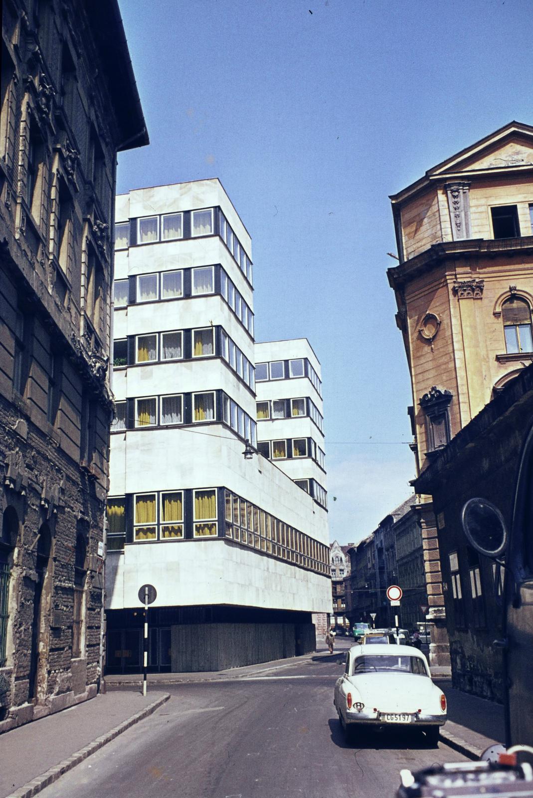 Magyarország, Budapest VIII., Vajdahunyad utca, a Kis Stáció utcai kereszteződés után a Baross utca 61. számú épület az MSZMP VIII. kerületi Bizottsága., 1970, Mnyerczán Tamás, Budapest, Fortepan #300488