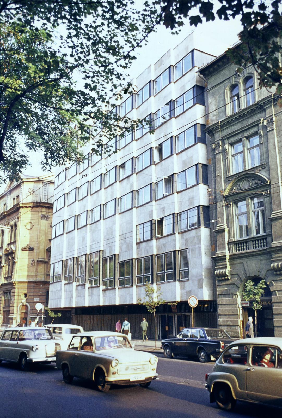 Hungary, Budapest VIII., Baross utca, szemben a 61. számú épület az MSZMP VIII. kerületi Bizottsága., 1970, Mnyenczán Tamás, Budapest, Fortepan #300489