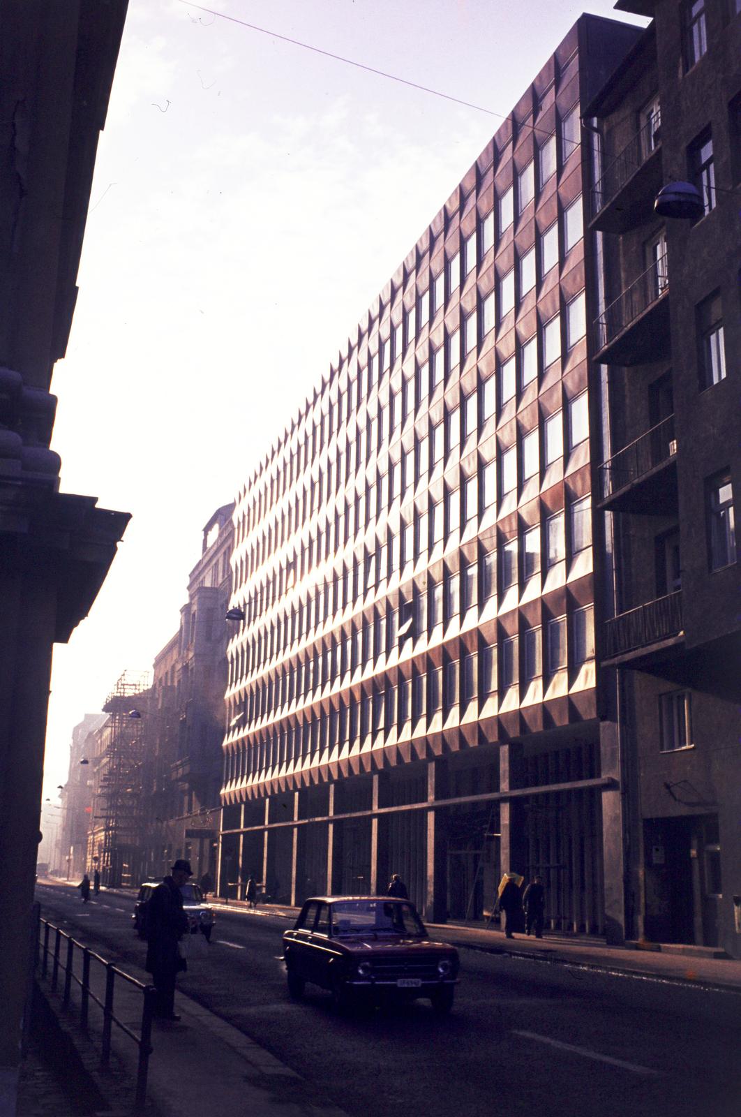 Hungary, Budapest I., Fő utca, a felvétel Szent Anna-templom előtt készült, szemben az utca túloldalán, a 44-50. szám alatt, az Országos Vízügyi Hivatal székháza. Később az irodaház a Vízgazdálkodási / Környezetvédelmi és Vízügyi / Belügy / Nemzeti Fejlesztési / Innovációs és Technológiai Minisztériumnak adott otthont., 1974, Mnyerczán Tamás, Budapest, Fortepan #300492