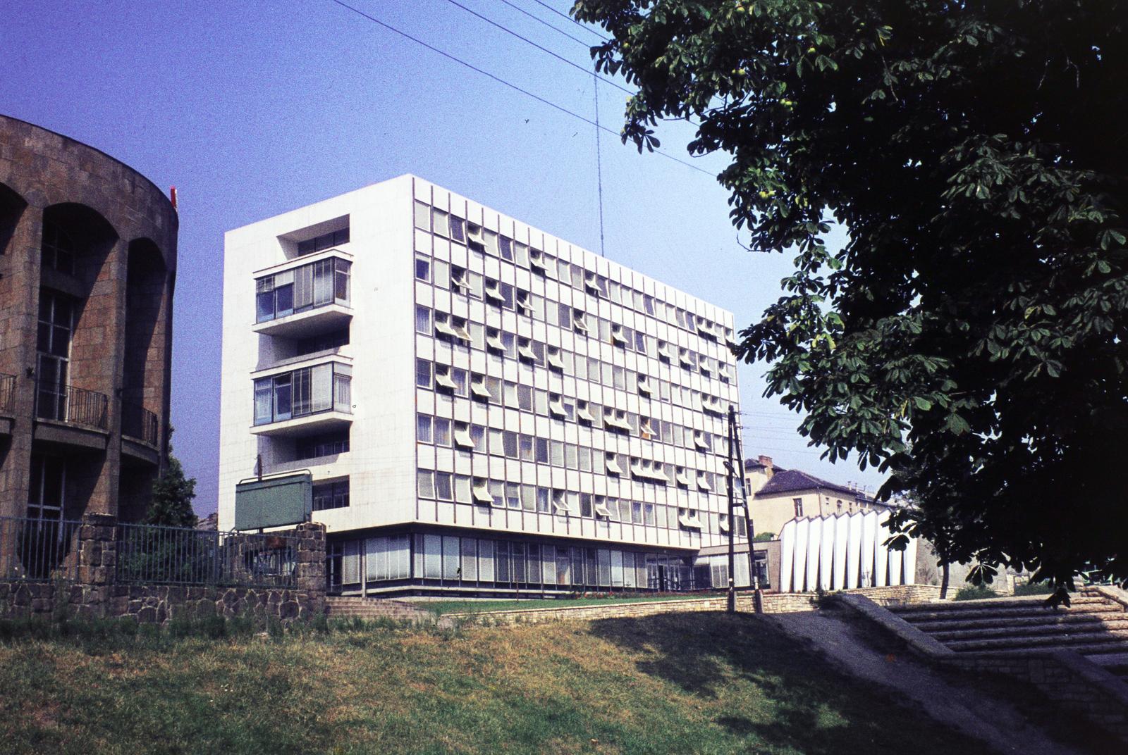 Magyarország, Budapest XII., Sirály utca. Balra a Magyar Optikai Művek (MOM) Szakasits Árpád Művelődési Háza. Szemben a Csörsz utca mellett az MSZMP Pest megyei és Budai járási Bizottságának székháza, 1969, Mnyenczán Tamás, Budapest, Fortepan #300493