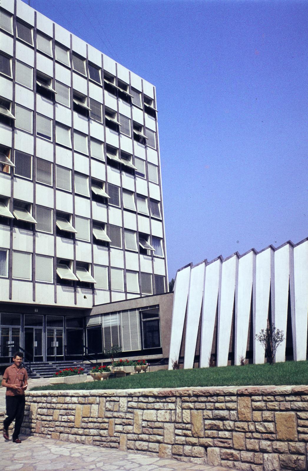 Magyarország, Budapest XII., Csörsz utca - Nagy Jenő utca sarok, a MSZMP Pest megyei és Budai járási Bizottságának székháza., 1969, Mnyerczán Tamás, Budapest, Fortepan #300494