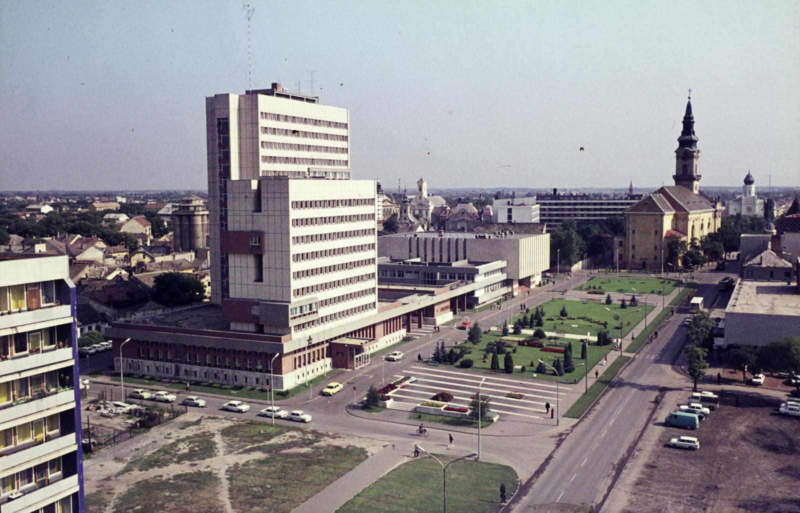 Hungary, Kecskemét, Deák Ferenc tér, szemben a Pártház és Megyei Tanács. Jobbra a Nagytemplom, távolabb a Tudomány és Művészetek Háza, korábban zsinagóga., 1974, Mnyerczán Tamás, Fortepan #300495