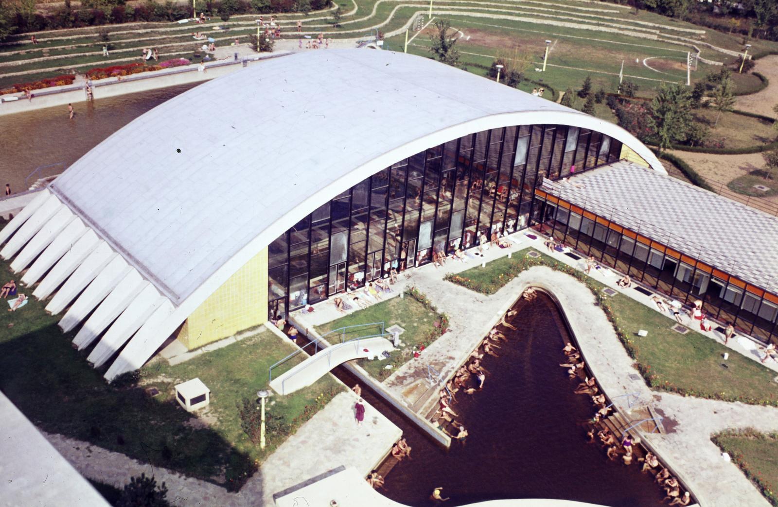 Hungary, Hajdúszoboszló, Mátyás király sétány (Lenin utca) 10., a SZOT Béke Gyógyüdülő medencéi., 1974, Mnyenczán Tamás, Fortepan #300500