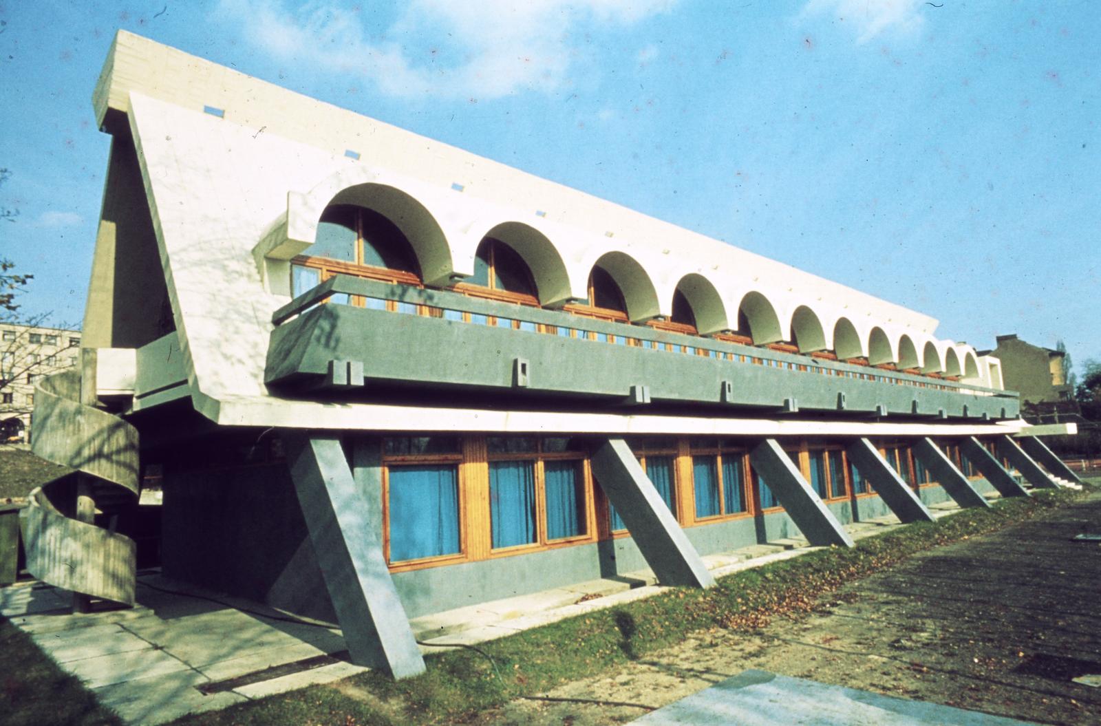 Magyarország, Budapest XII., Csörsz utca, a Magyar Optikai Művek (MOM) sporttelepe., 1980, Mnyerczán Tamás, Budapest, színes, modern építészet, Fortepan #300504