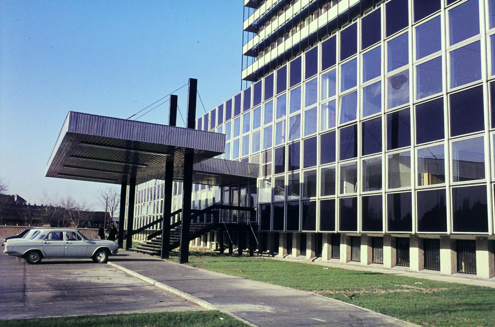 Hungary, Budapest XIII., Váci út 73., SZOT irodaház (később Nyugdíjfolyósító)., 1977, Mnyerczán Tamás, Budapest, Fortepan #300505