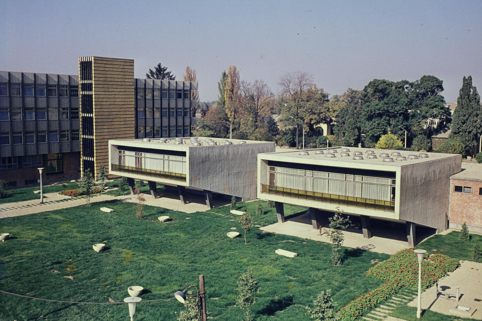 Magyarország, Szarvas, Szabadság út, a Szarvasi-Holt-Kőrös partján a Debreceni Agrártudományi Egyetem Szarvasi Főiskolai Karának épülettömbje (később Szent István Egyetem, majd MATE képzési hely)., 1968, Mnyerczán Tamás, Fortepan #300508